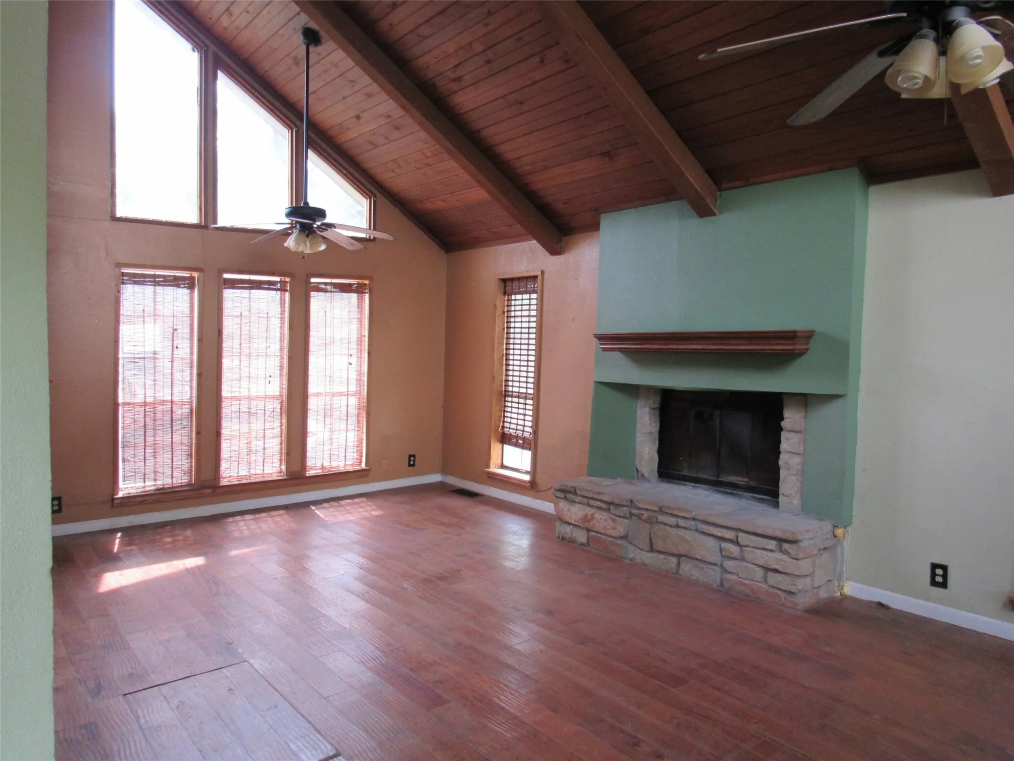 Single Family Residence For Sale in Hill County , 138 Private Road 227, Whitney, Texas 76692, 2 Bedrooms, 2 Bathrooms, Garage spaces, 1,278 Sqft, built in 1985, Price $144,000, mls#21277243, Real Estate Agent in Whitney, Homes For Sale in Hill county, Homes For Sale in Whitney, Realtor in Whitney Texas, Real Estate Brokerage Independent Realty Texas, Luminita Cordes Realtor