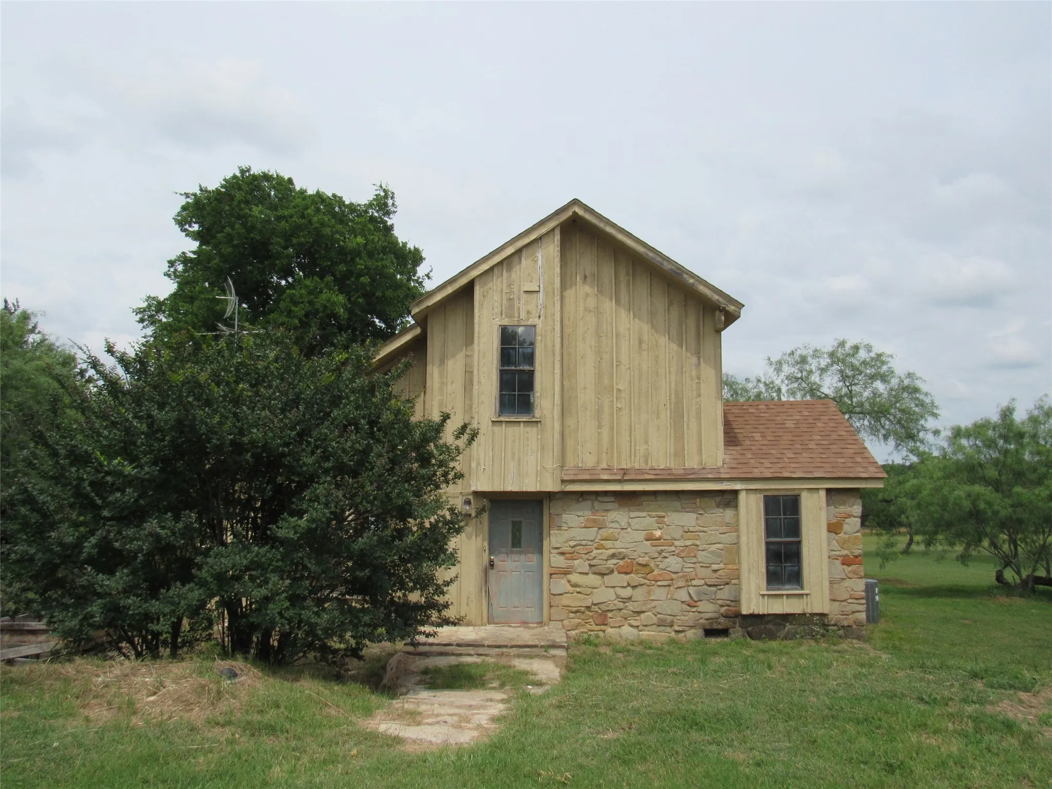 Single Family Residence For Sale in Hill County , 138 Private Road 227, Whitney, Texas 76692, 2 Bedrooms, 2 Bathrooms, Garage spaces, 1,278 Sqft, built in 1985, Price $144,000, mls#21277243, Real Estate Agent in Whitney, Homes For Sale in Hill county, Homes For Sale in Whitney, Realtor in Whitney Texas, Real Estate Brokerage Independent Realty Texas, Luminita Cordes Realtor