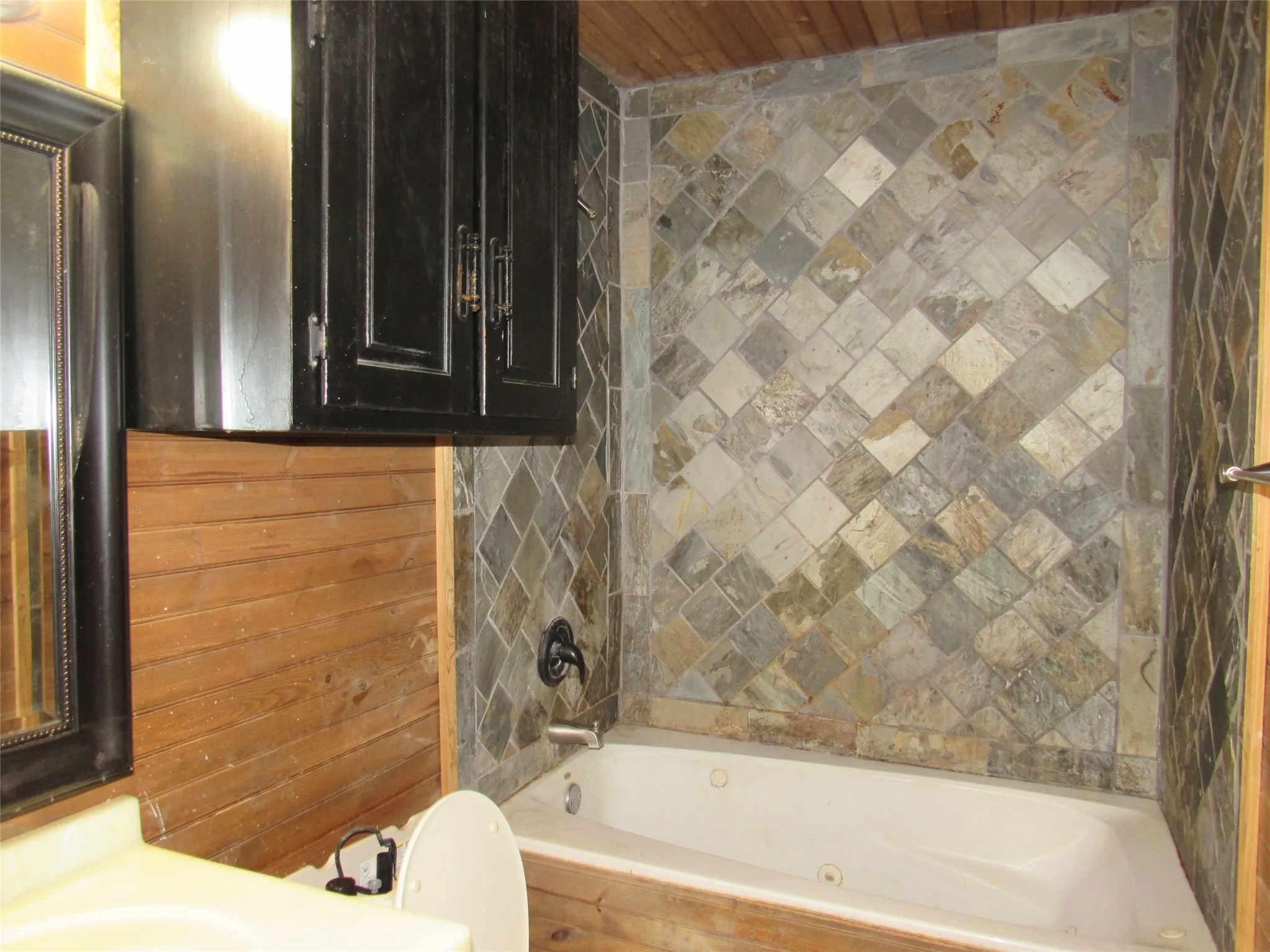 Single Family Residence For Sale in Hill County , 138 Private Road 227, Whitney, Texas 76692, 2 Bedrooms, 2 Bathrooms, Garage spaces, 1,278 Sqft, built in 1985, Price $144,000, mls#21277243, Real Estate Agent in Whitney, Homes For Sale in Hill county, Homes For Sale in Whitney, Realtor in Whitney Texas, Real Estate Brokerage Independent Realty Texas, Luminita Cordes Realtor