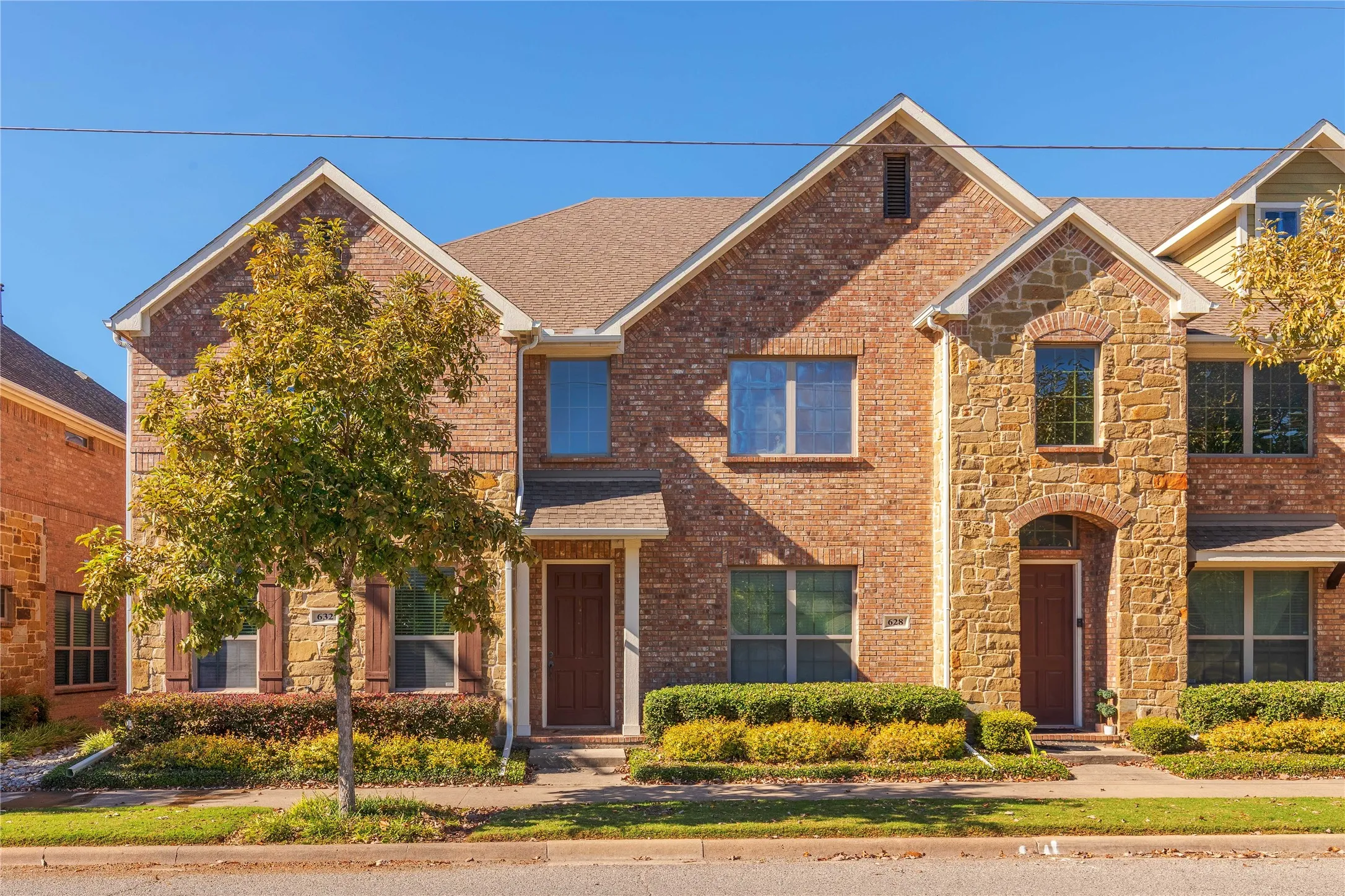 Townhouse For Sale in Dallas County , 632 S Greenville Avenue, Richardson, Texas 75081, 3 Bedroom, 3 Bathroom, 2 Garage spaces, 1,956 Sqft, built in 2012, mls#21277393, Real Estate Agent in Richardson, Homes For Sale in Dallas county, Homes For Sale in Richardson, Realtor in Richardson Texas, Real Estate Brokerage Independent Realty Texas, Luminita Cordes Realtor