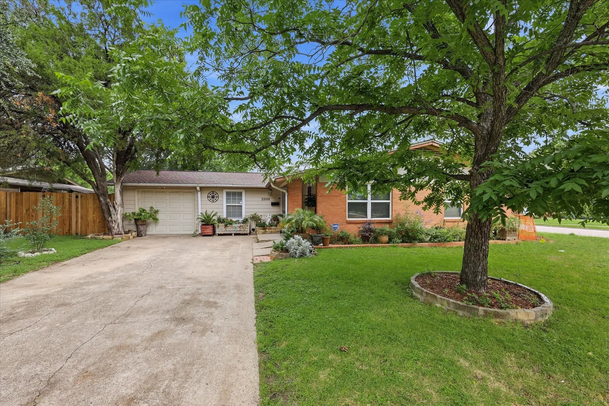 Single Family Residence For Sale in Dallas County , 2800 Brockbank Drive, Irving, Texas 75062, 4 Bedrooms, 2 Bathrooms, 1 Garage spaces, 1,398 Sqft, built in 1956, Price $285,000, mls#21274297, Real Estate Agent in Irving, Homes For Sale in Dallas county, Homes For Sale in Irving, Realtor in Irving Texas, Real Estate Brokerage Independent Realty Texas, Luminita Cordes Realtor
