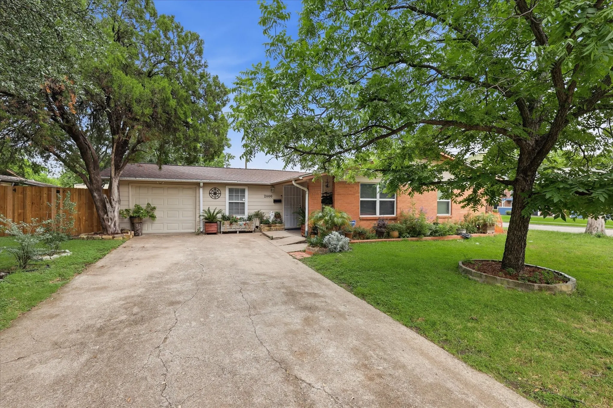 Single Family Residence For Sale in Dallas County , 2800 Brockbank Drive, Irving, Texas 75062, 4 Bedrooms, 2 Bathrooms, 1 Garage spaces, 1,398 Sqft, built in 1956, Price $285,000, mls#21274297, Real Estate Agent in Irving, Homes For Sale in Dallas county, Homes For Sale in Irving, Realtor in Irving Texas, Real Estate Brokerage Independent Realty Texas, Luminita Cordes Realtor