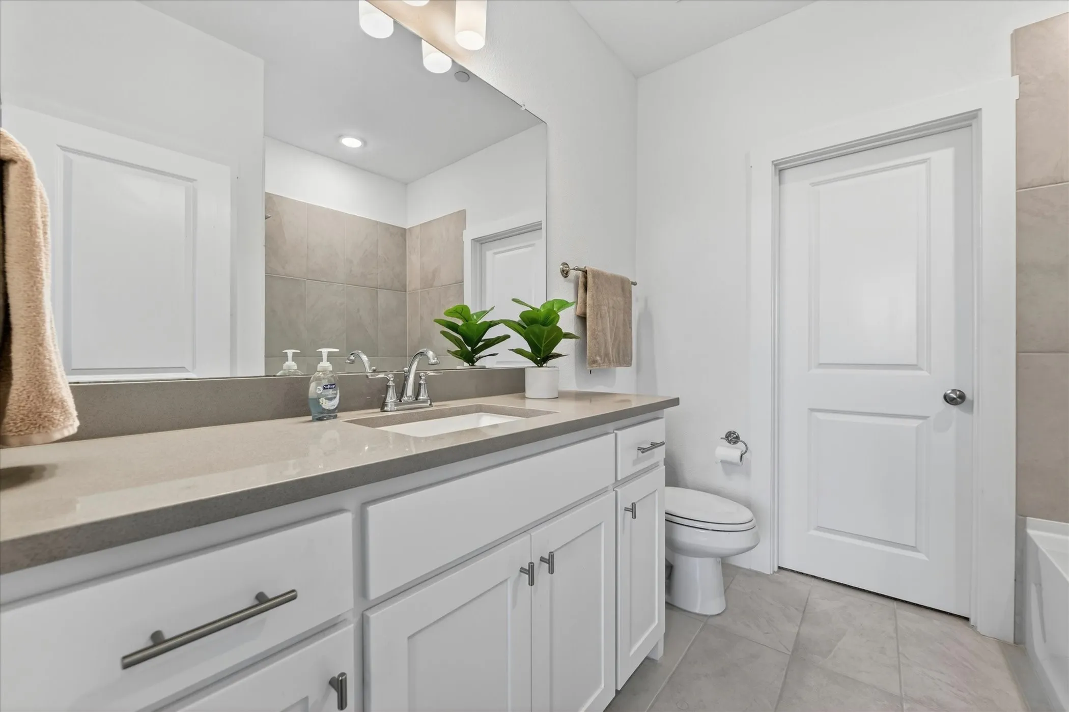 Secondary Primary Bathroom