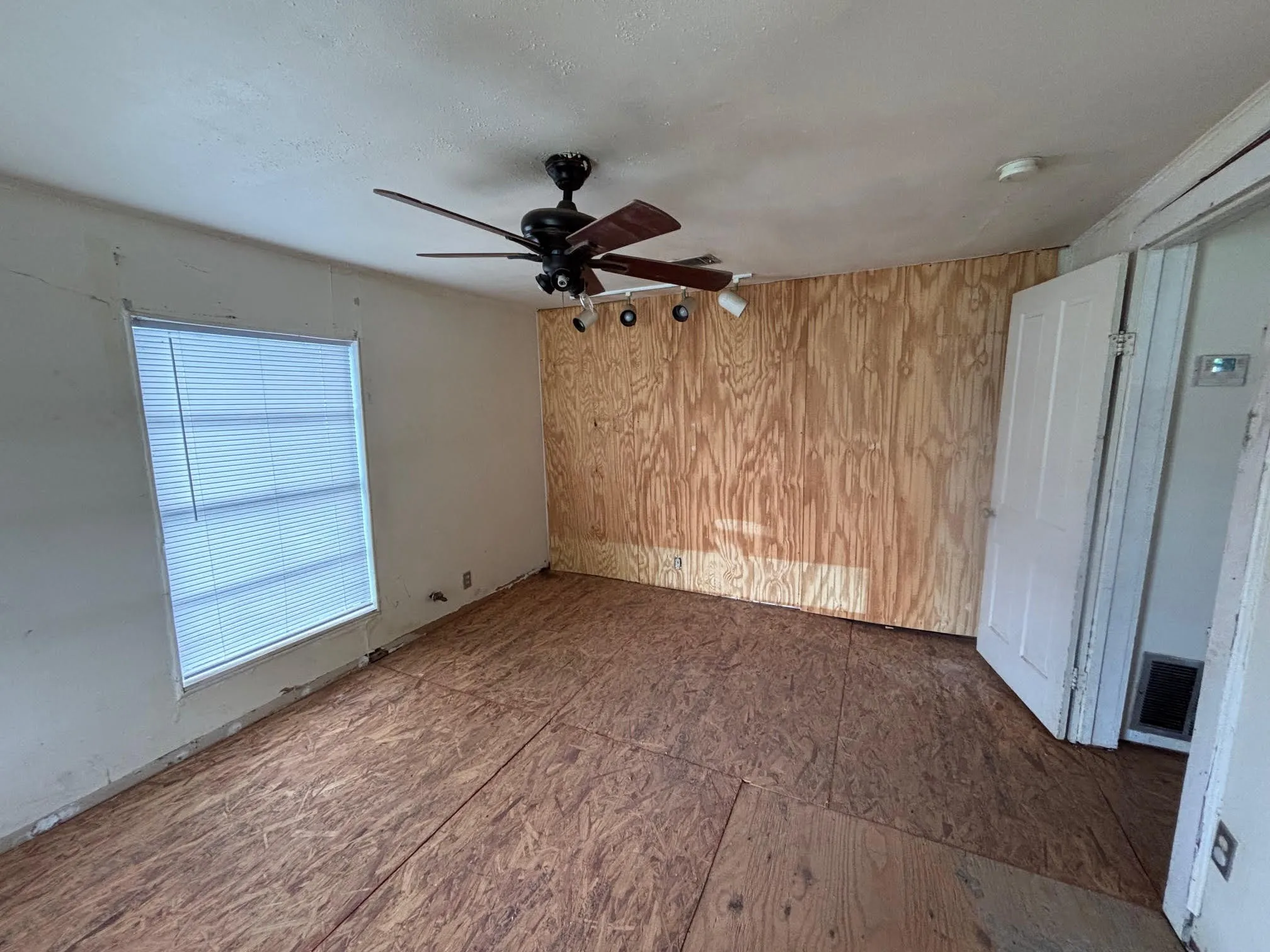 Single Family Residence For Sale in Jack County , 316 Alley Street, Perrin, Texas 76486, 4 Bedroom, 2 Bathroom, Garage spaces, 1,112 Sqft, built in 1945, mls#21279010, Real Estate Agent in Perrin, Homes For Sale in Jack county, Homes For Sale in Perrin, Realtor in Perrin Texas, Real Estate Brokerage Independent Realty Texas, Luminita Cordes Realtor