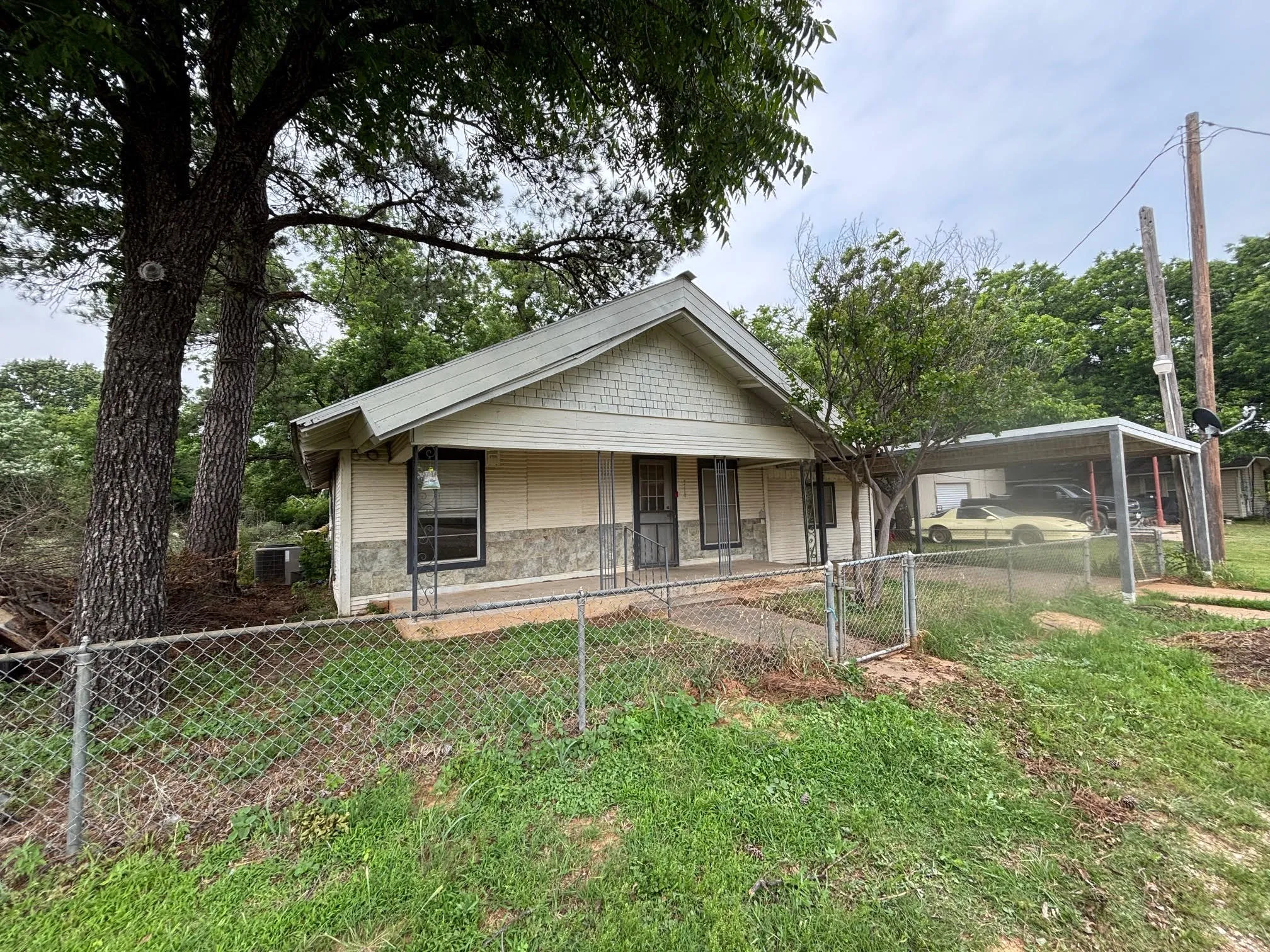 Single Family Residence For Sale in Jack County , 316 Alley Street, Perrin, Texas 76486, 4 Bedroom, 2 Bathroom, Garage spaces, 1,112 Sqft, built in 1945, mls#21279010, Real Estate Agent in Perrin, Homes For Sale in Jack county, Homes For Sale in Perrin, Realtor in Perrin Texas, Real Estate Brokerage Independent Realty Texas, Luminita Cordes Realtor