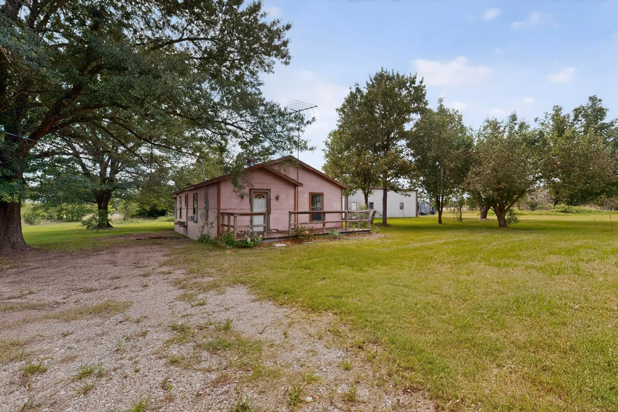 Single Family Residence For Sale in Kaufman County , 10075 Fm 429, Kaufman, Texas 75142, 3 Bedroom, 1 Bathroom, Garage spaces, 1,248 Sqft, built in 1965, mls#21278921, Real Estate Agent in Kaufman, Homes For Sale in Kaufman county, Homes For Sale in Kaufman, Realtor in Kaufman Texas, Real Estate Brokerage Independent Realty Texas, Luminita Cordes Realtor