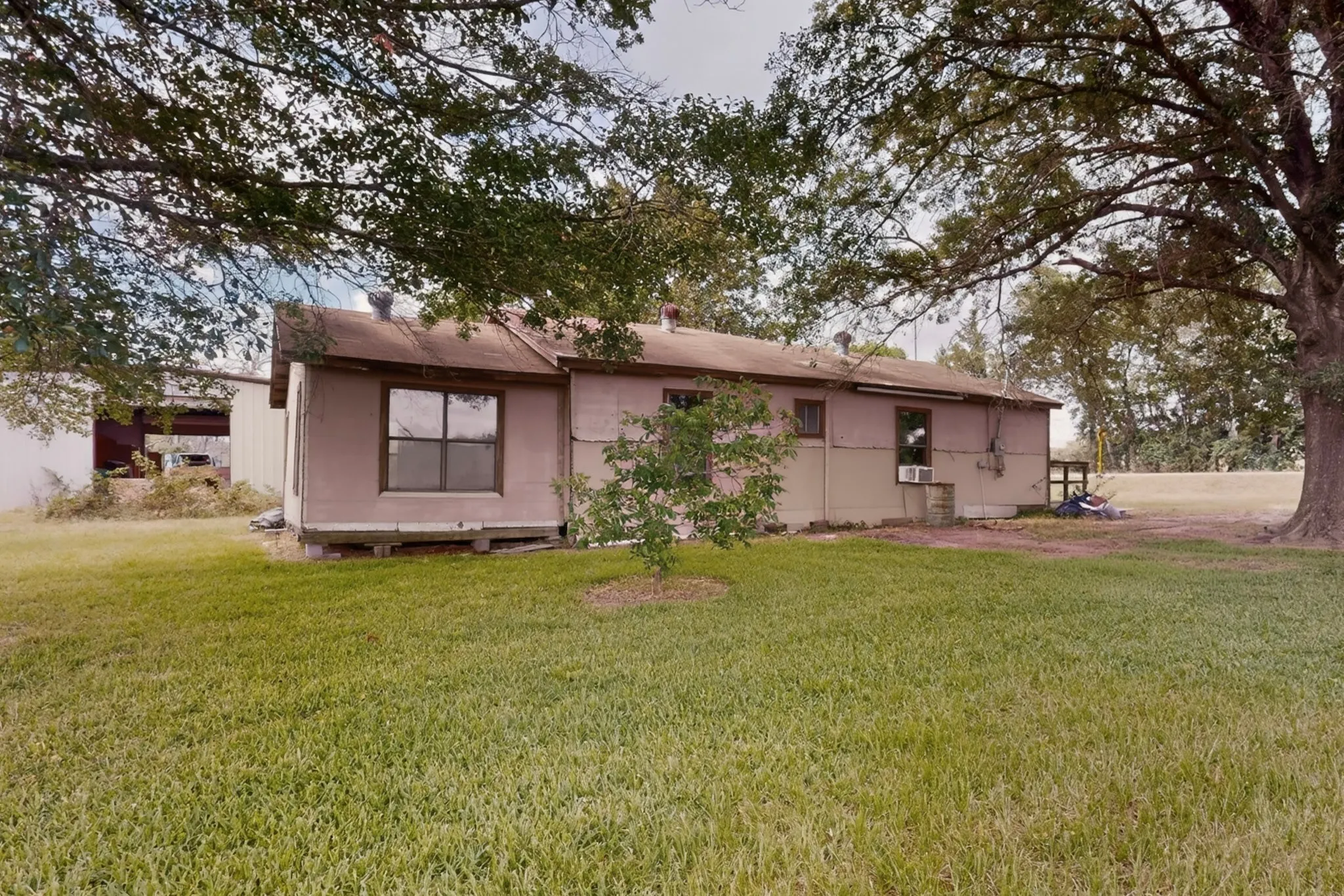 Single Family Residence For Sale in Kaufman County , 10075 Fm 429, Kaufman, Texas 75142, 3 Bedroom, 1 Bathroom, Garage spaces, 1,248 Sqft, built in 1965, mls#21278921, Real Estate Agent in Kaufman, Homes For Sale in Kaufman county, Homes For Sale in Kaufman, Realtor in Kaufman Texas, Real Estate Brokerage Independent Realty Texas, Luminita Cordes Realtor