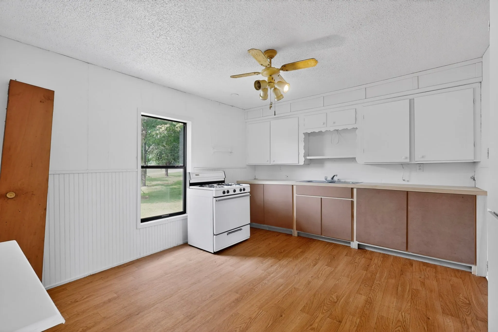 Single Family Residence For Sale in Kaufman County , 10075 Fm 429, Kaufman, Texas 75142, 3 Bedroom, 1 Bathroom, Garage spaces, 1,248 Sqft, built in 1965, mls#21278921, Real Estate Agent in Kaufman, Homes For Sale in Kaufman county, Homes For Sale in Kaufman, Realtor in Kaufman Texas, Real Estate Brokerage Independent Realty Texas, Luminita Cordes Realtor