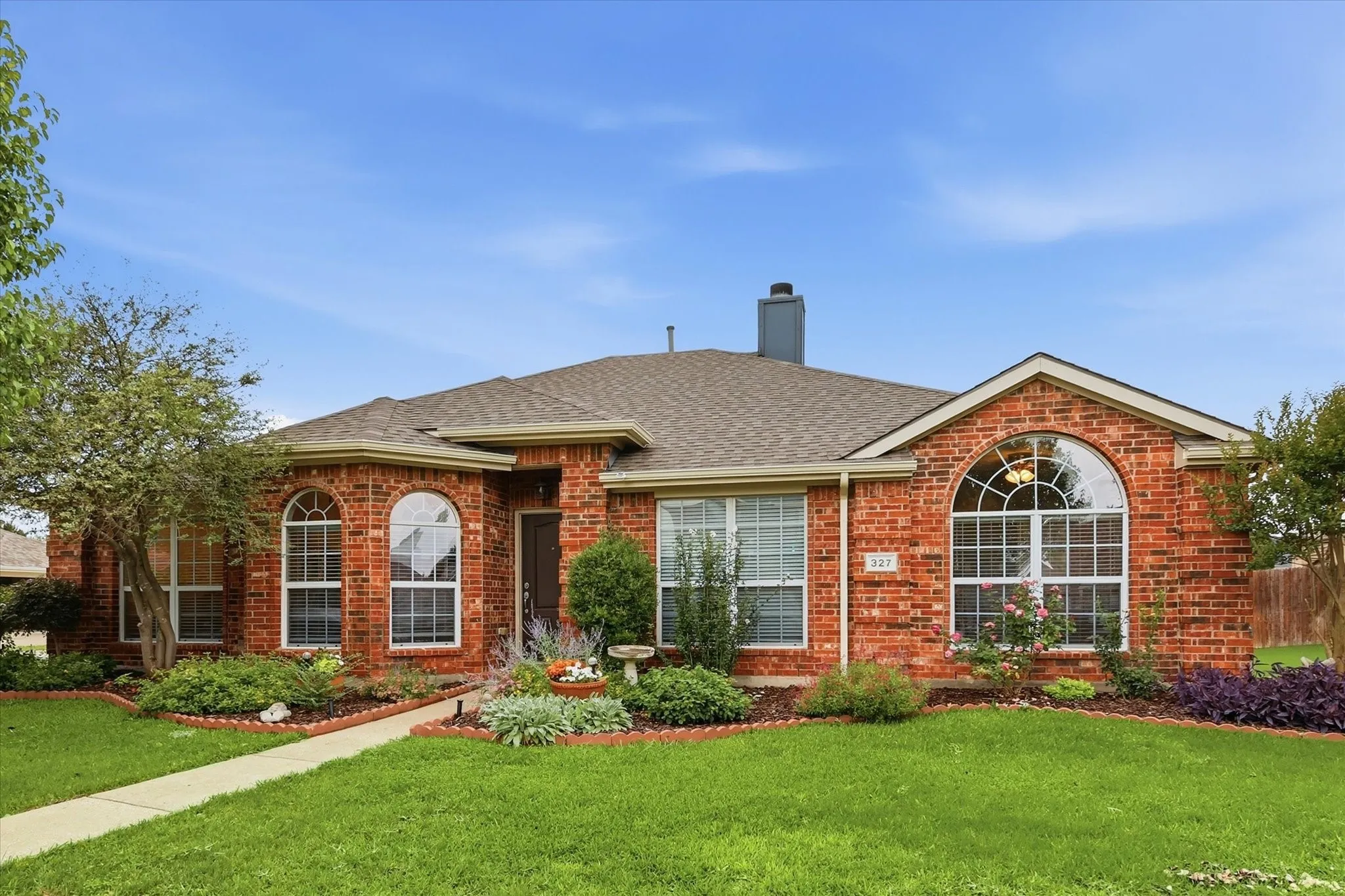 Front of House featuring landscaped yard