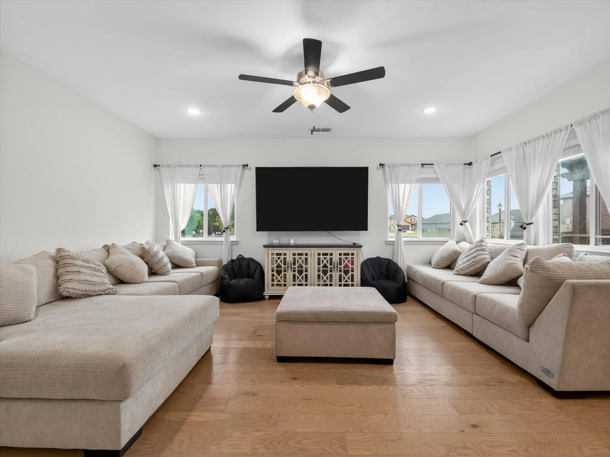 Single Family Residence For Sale in Denton County , 599 Concho Street, Aubrey, Texas 76227, 3 Bedroom, 2 Bathroom, 2 Garage spaces, 1,637 Sqft, built in 2021, mls#21271254, Real Estate Agent in Aubrey, Homes For Sale in Denton county, Homes For Sale in Aubrey, Realtor in Aubrey Texas, Real Estate Brokerage Independent Realty Texas, Luminita Cordes Realtor