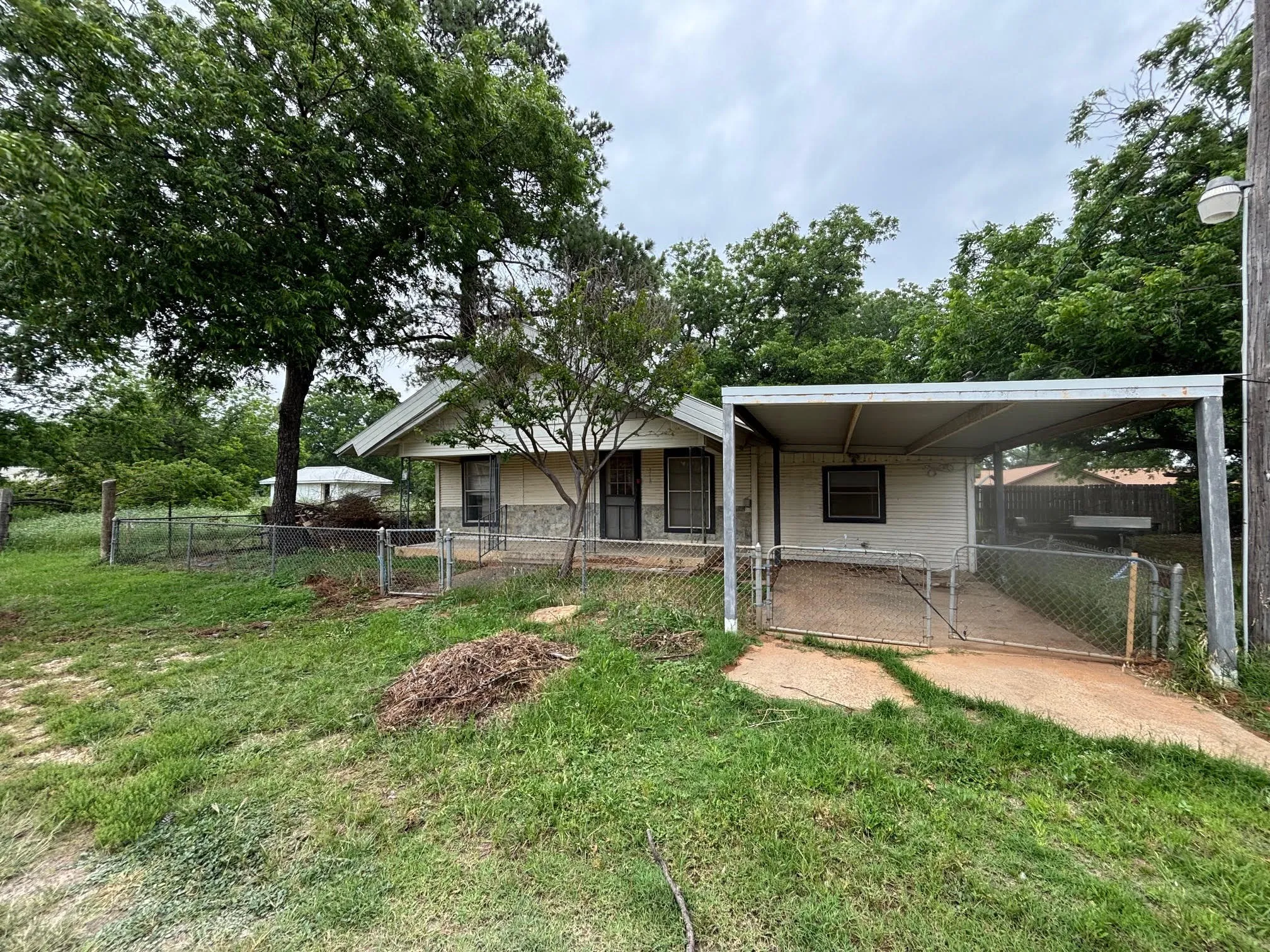 Single Family Residence For Rent in Jack County , 316 Alley Street, Perrin, Texas 76486, 4 Bedroom, 2 Bathroom, Garage spaces, 1,112 Sqft, built in 1945, Price $700, mls#21279025, Real Estate Agent in Perrin, Homes For Rent in Jack county, Homes For Rent in Perrin, Realtor in Perrin Texas, Real Estate Brokerage Independent Realty Texas, Luminita Cordes Realtor
