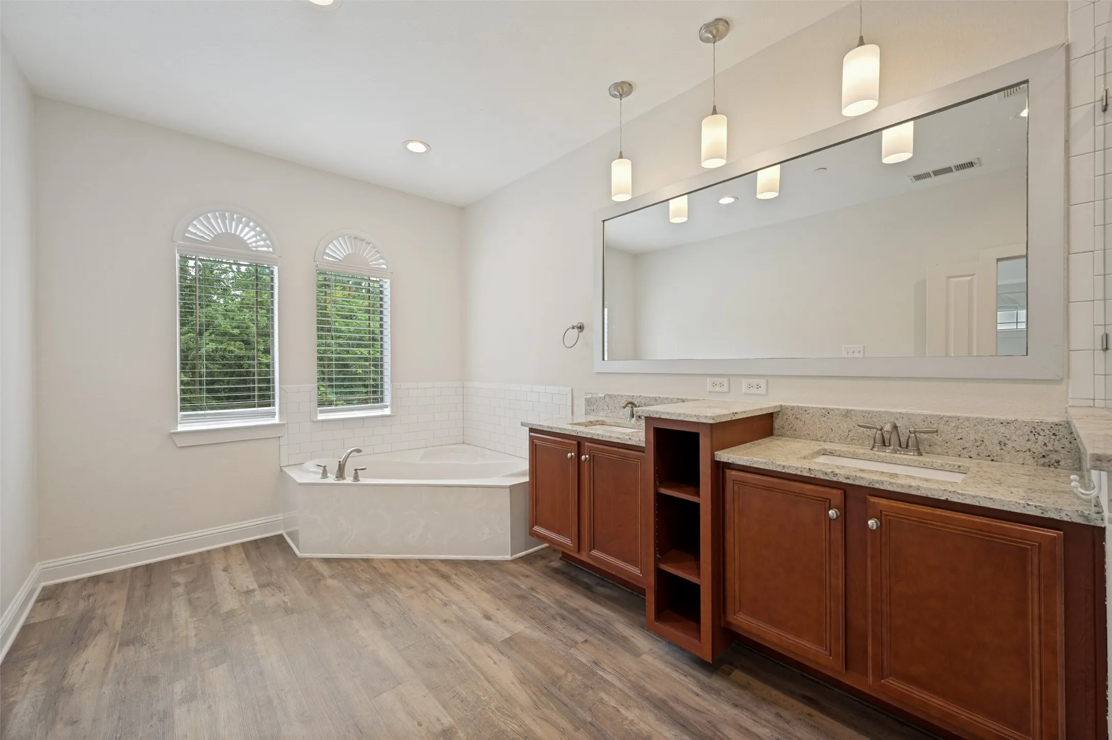 Townhouse For Sale in Tarrant County , 921 Brook Forest Lane, Euless, Texas 76039, 3 Bedroom, 4 Bathroom, 2 Garage spaces, 2,223 Sqft, built in 2008, mls#21278950, Real Estate Agent in Euless, Homes For Sale in Tarrant county, Homes For Sale in Euless, Realtor in Euless Texas, Real Estate Brokerage Independent Realty Texas, Luminita Cordes Realtor