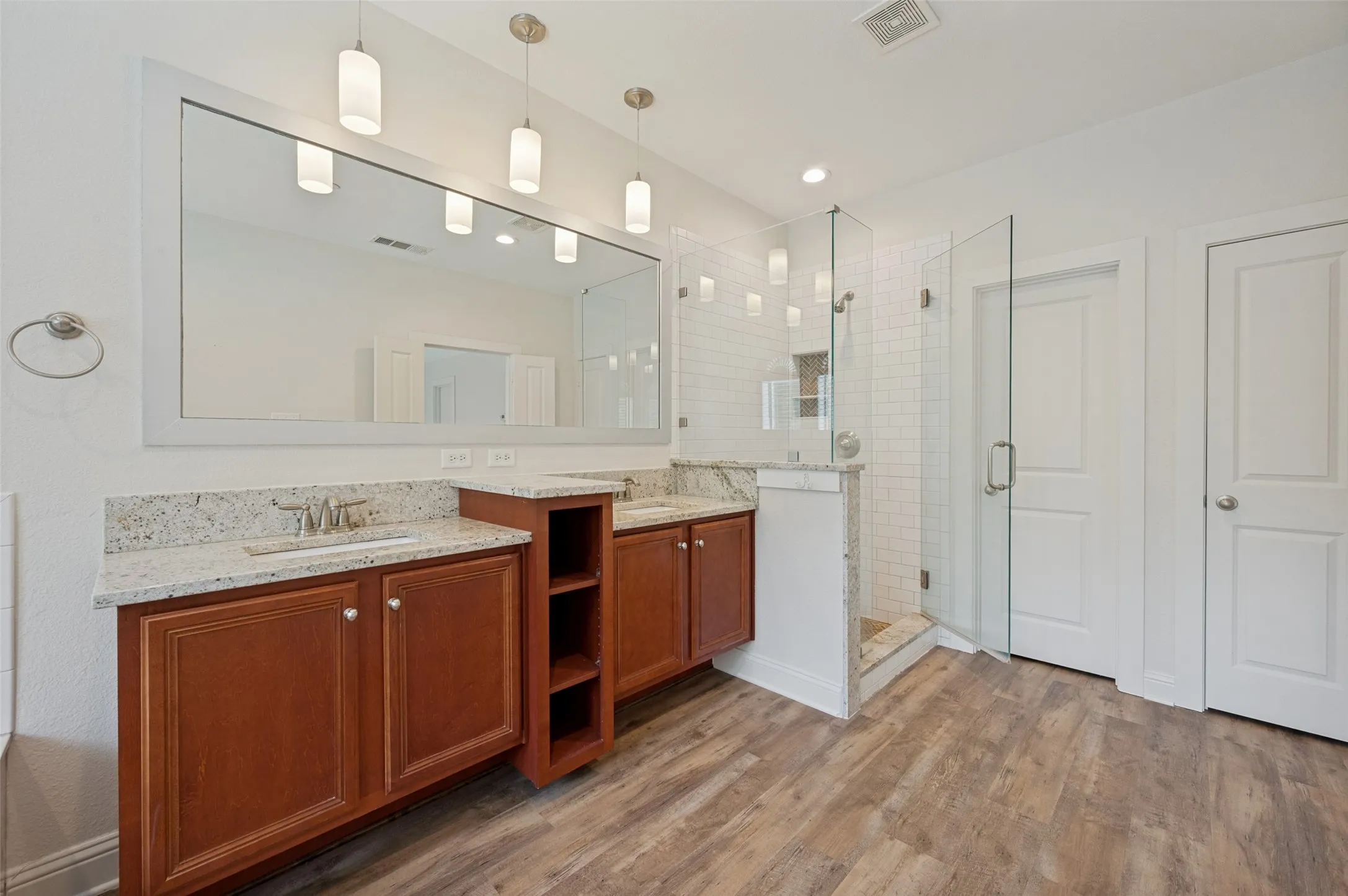 Townhouse For Sale in Tarrant County , 921 Brook Forest Lane, Euless, Texas 76039, 3 Bedroom, 4 Bathroom, 2 Garage spaces, 2,223 Sqft, built in 2008, mls#21278950, Real Estate Agent in Euless, Homes For Sale in Tarrant county, Homes For Sale in Euless, Realtor in Euless Texas, Real Estate Brokerage Independent Realty Texas, Luminita Cordes Realtor