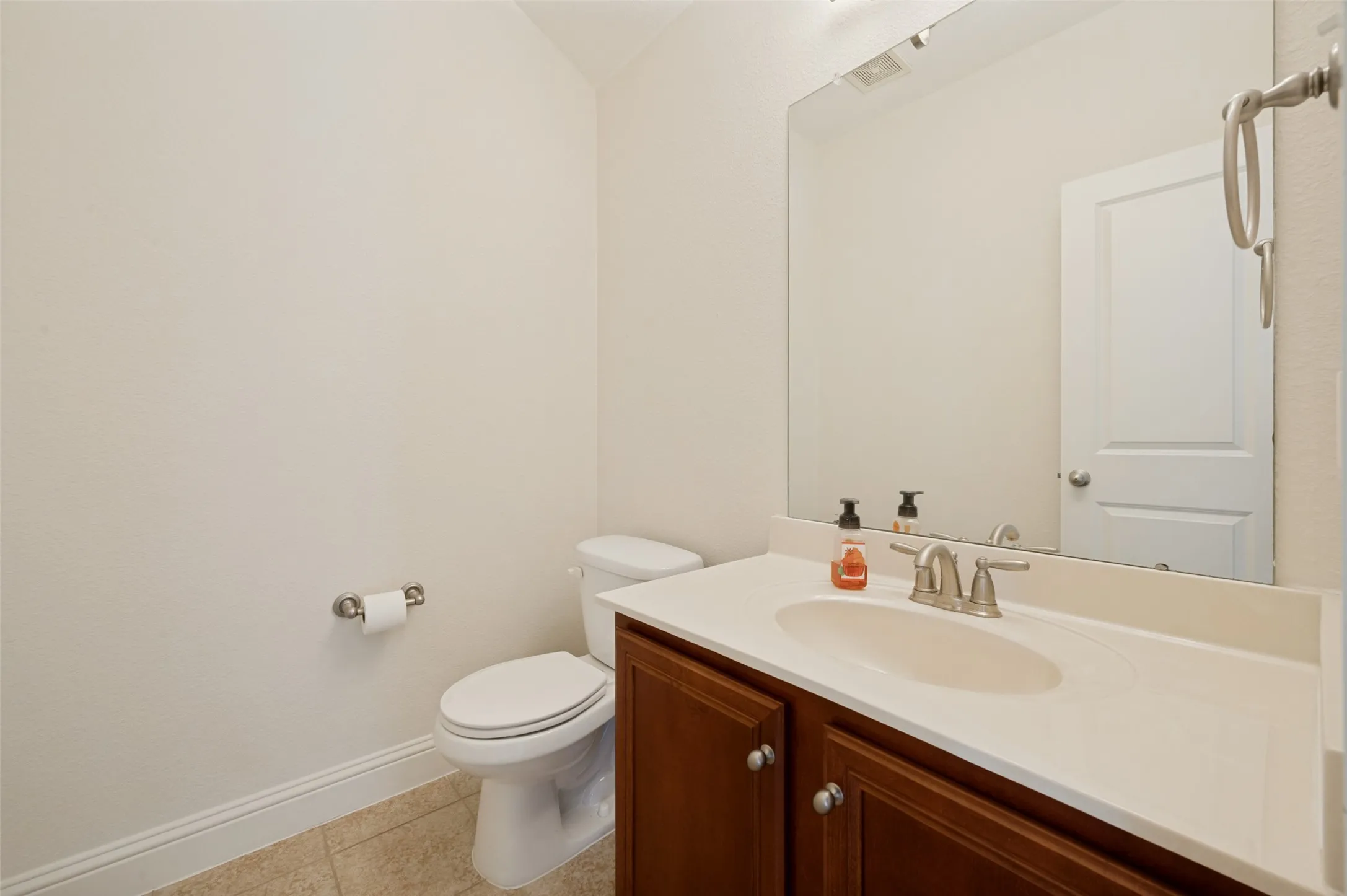 Townhouse For Sale in Tarrant County , 921 Brook Forest Lane, Euless, Texas 76039, 3 Bedroom, 4 Bathroom, 2 Garage spaces, 2,223 Sqft, built in 2008, mls#21278950, Real Estate Agent in Euless, Homes For Sale in Tarrant county, Homes For Sale in Euless, Realtor in Euless Texas, Real Estate Brokerage Independent Realty Texas, Luminita Cordes Realtor