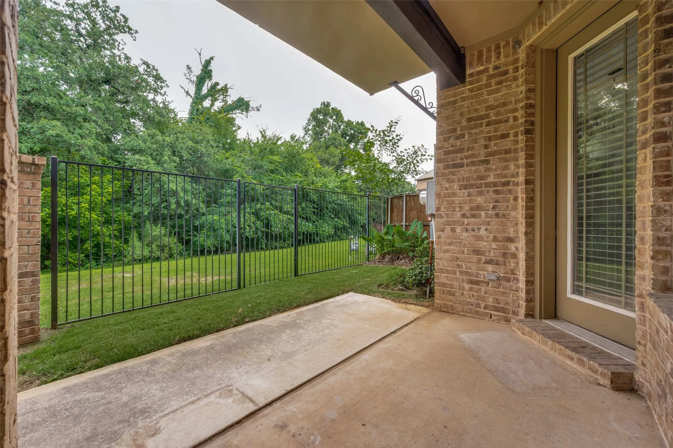 Townhouse For Sale in Tarrant County , 921 Brook Forest Lane, Euless, Texas 76039, 3 Bedroom, 4 Bathroom, 2 Garage spaces, 2,223 Sqft, built in 2008, mls#21278950, Real Estate Agent in Euless, Homes For Sale in Tarrant county, Homes For Sale in Euless, Realtor in Euless Texas, Real Estate Brokerage Independent Realty Texas, Luminita Cordes Realtor