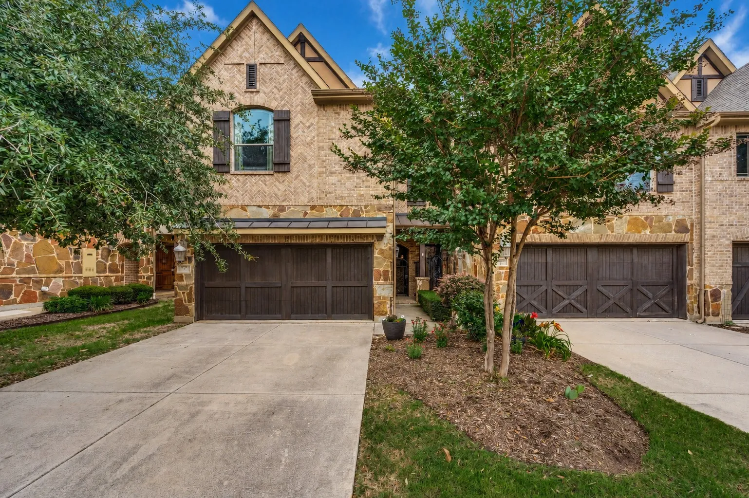 Townhouse For Sale in Tarrant County , 921 Brook Forest Lane, Euless, Texas 76039, 3 Bedroom, 4 Bathroom, 2 Garage spaces, 2,223 Sqft, built in 2008, mls#21278950, Real Estate Agent in Euless, Homes For Sale in Tarrant county, Homes For Sale in Euless, Realtor in Euless Texas, Real Estate Brokerage Independent Realty Texas, Luminita Cordes Realtor