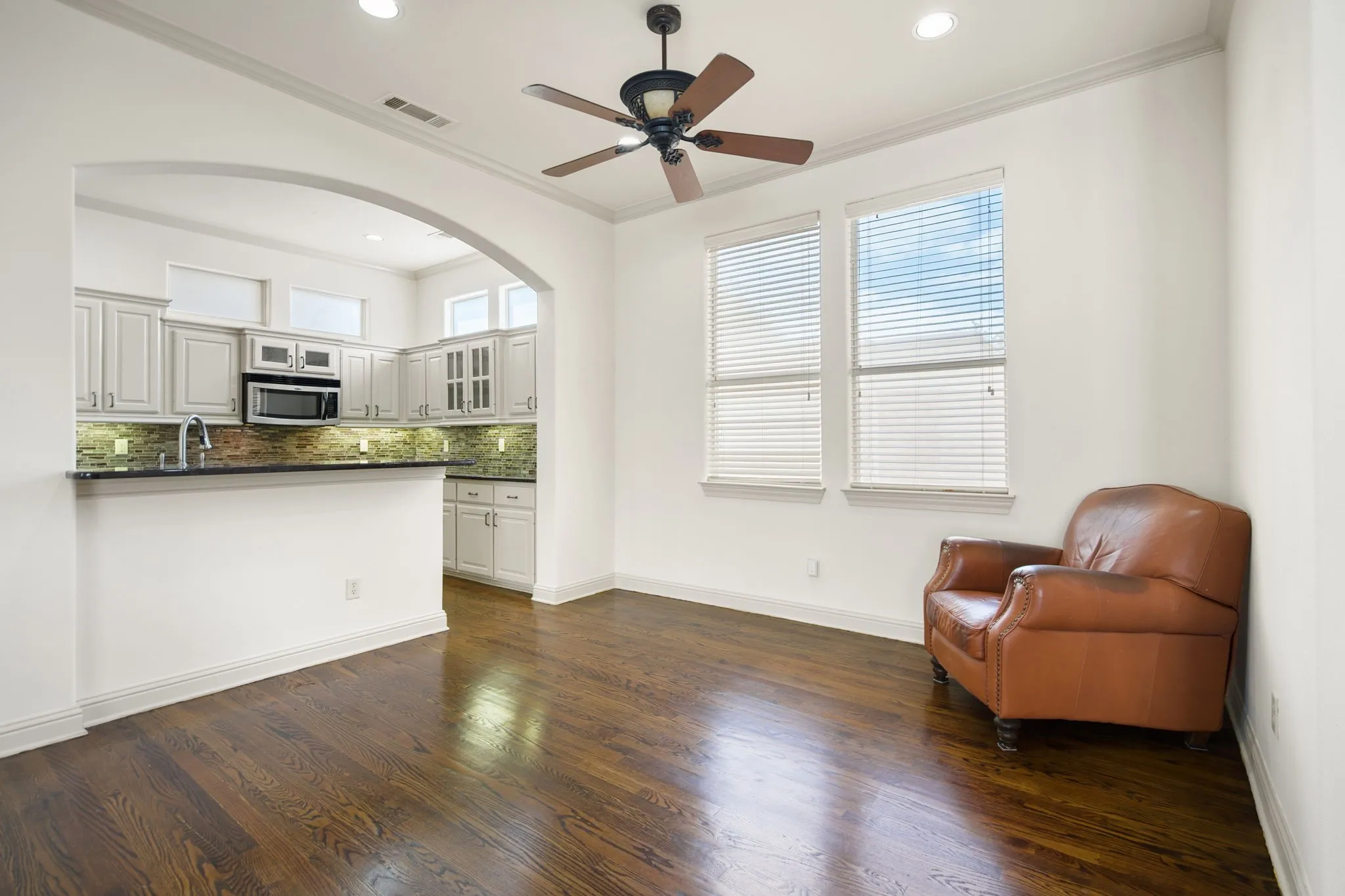 Townhouse For Sale in Dallas County , 4316 Cedar Springs Road C, Dallas, Texas 75219, 3 Bedrooms, 3 Bathrooms, 2 Garage spaces, 2,455 Sqft, built in 2002, Price $675,000, mls#21277828, Real Estate Agent in Dallas, Homes For Sale in Dallas county, Homes For Sale in Dallas, Realtor in Dallas Texas, Real Estate Brokerage Independent Realty Texas, Luminita Cordes Realtor