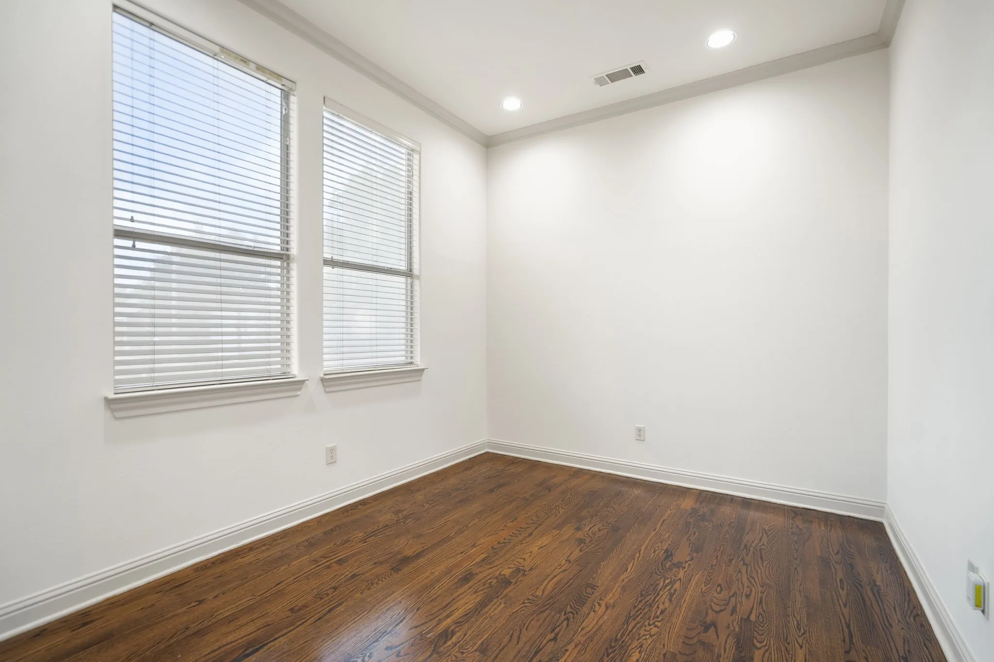 Townhouse For Sale in Dallas County , 4316 Cedar Springs Road C, Dallas, Texas 75219, 3 Bedrooms, 3 Bathrooms, 2 Garage spaces, 2,455 Sqft, built in 2002, Price $675,000, mls#21277828, Real Estate Agent in Dallas, Homes For Sale in Dallas county, Homes For Sale in Dallas, Realtor in Dallas Texas, Real Estate Brokerage Independent Realty Texas, Luminita Cordes Realtor