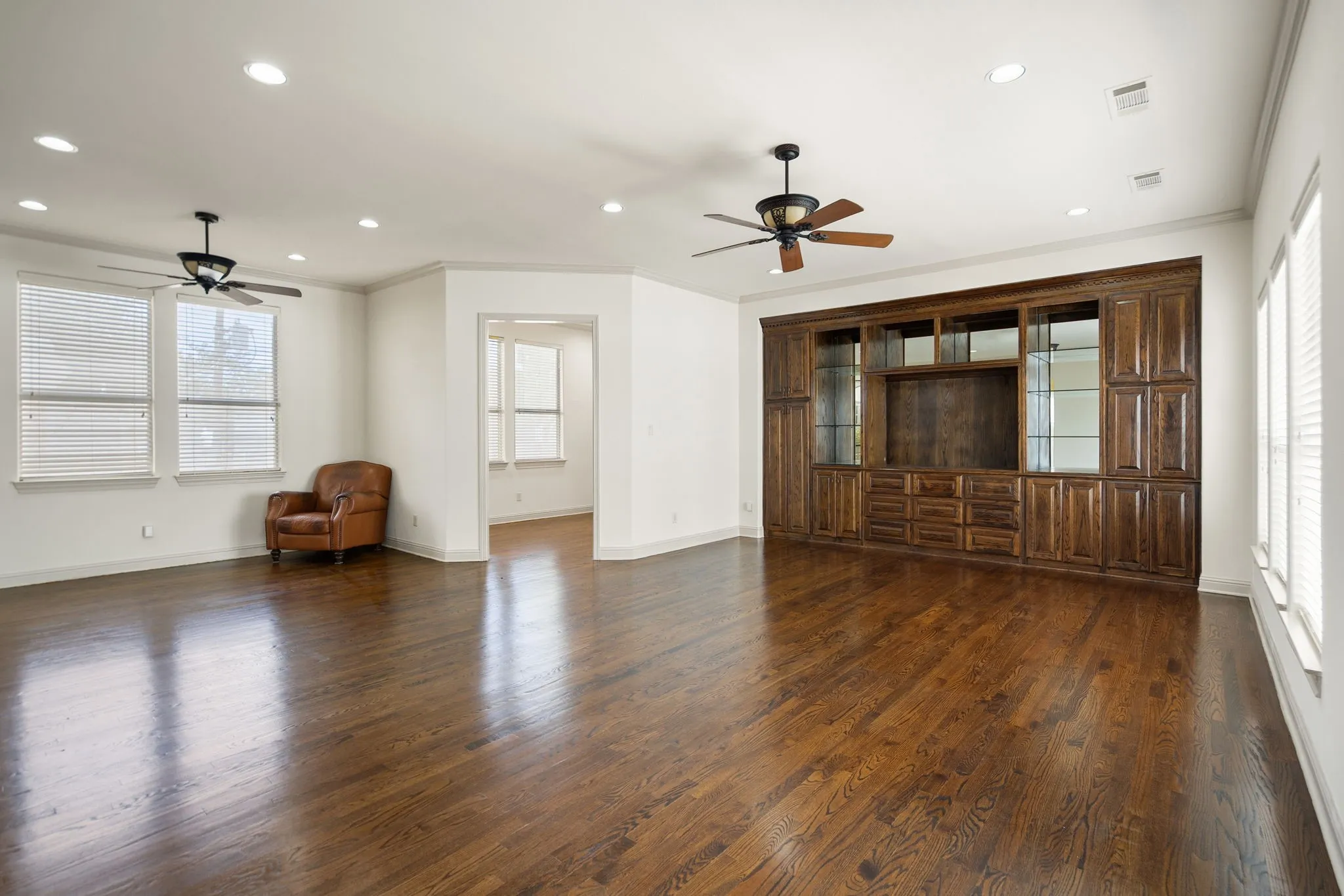 Townhouse For Sale in Dallas County , 4316 Cedar Springs Road C, Dallas, Texas 75219, 3 Bedrooms, 3 Bathrooms, 2 Garage spaces, 2,455 Sqft, built in 2002, Price $675,000, mls#21277828, Real Estate Agent in Dallas, Homes For Sale in Dallas county, Homes For Sale in Dallas, Realtor in Dallas Texas, Real Estate Brokerage Independent Realty Texas, Luminita Cordes Realtor