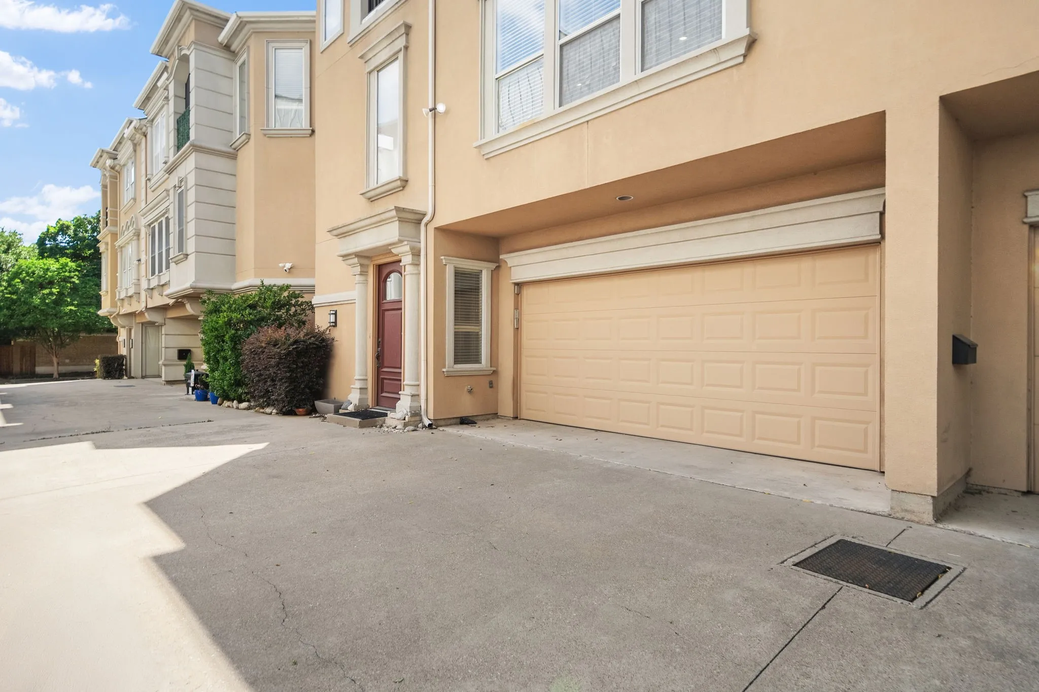 Townhouse For Sale in Dallas County , 4316 Cedar Springs Road C, Dallas, Texas 75219, 3 Bedrooms, 3 Bathrooms, 2 Garage spaces, 2,455 Sqft, built in 2002, Price $675,000, mls#21277828, Real Estate Agent in Dallas, Homes For Sale in Dallas county, Homes For Sale in Dallas, Realtor in Dallas Texas, Real Estate Brokerage Independent Realty Texas, Luminita Cordes Realtor