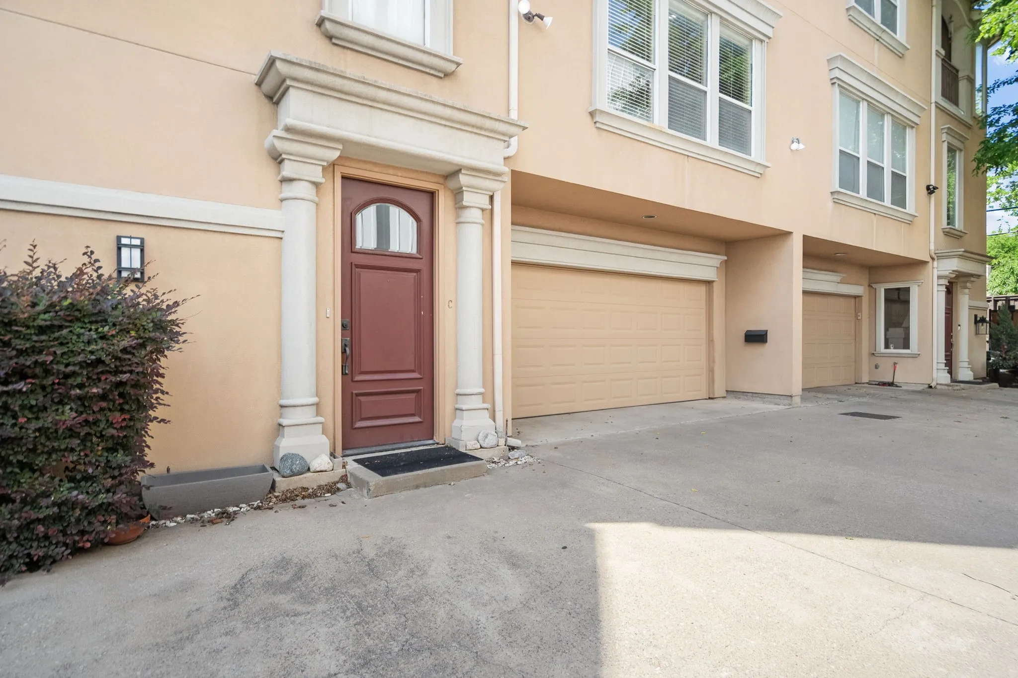 Townhouse For Sale in Dallas County , 4316 Cedar Springs Road C, Dallas, Texas 75219, 3 Bedrooms, 3 Bathrooms, 2 Garage spaces, 2,455 Sqft, built in 2002, Price $675,000, mls#21277828, Real Estate Agent in Dallas, Homes For Sale in Dallas county, Homes For Sale in Dallas, Realtor in Dallas Texas, Real Estate Brokerage Independent Realty Texas, Luminita Cordes Realtor