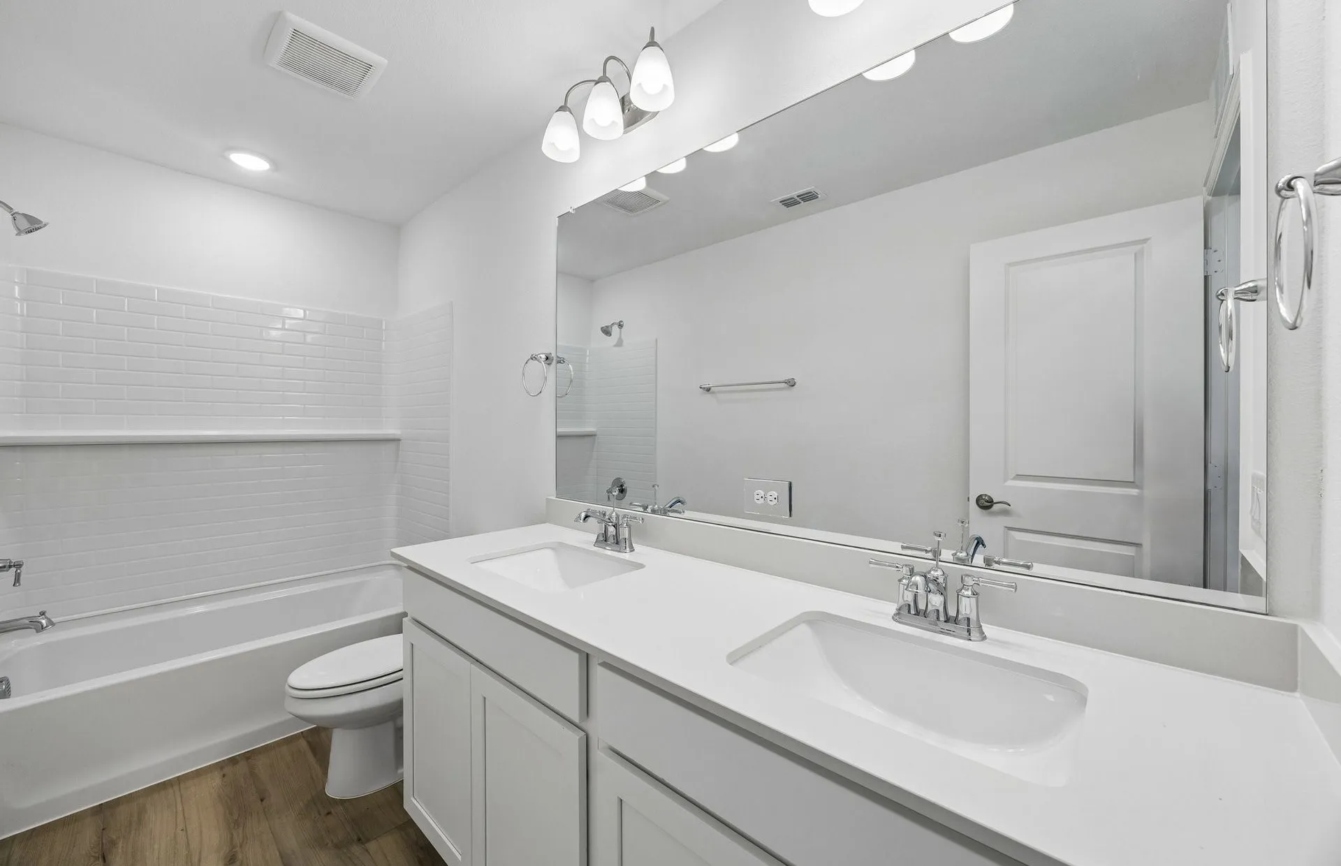 Double vanity in secondary bath