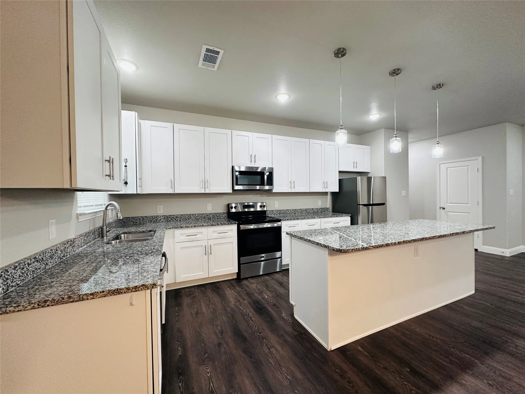 Single Family Residence For Sale in Hood County , 2415 San Gabriel Drive, Granbury, Texas 76048, 3 Bedroom, 2 Bathroom, Garage spaces, 1,596 Sqft, built in 2021, mls#21277822, Real Estate Agent in Granbury, Homes For Sale in Hood county, Homes For Sale in Granbury, Realtor in Granbury Texas, Real Estate Brokerage Independent Realty Texas, Luminita Cordes Realtor