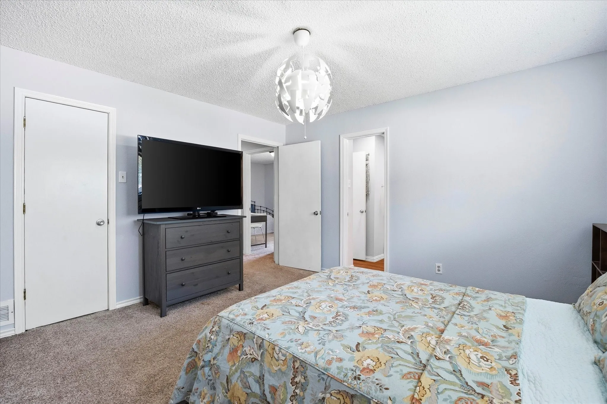 Auxiliary bedroom opens onto full bath