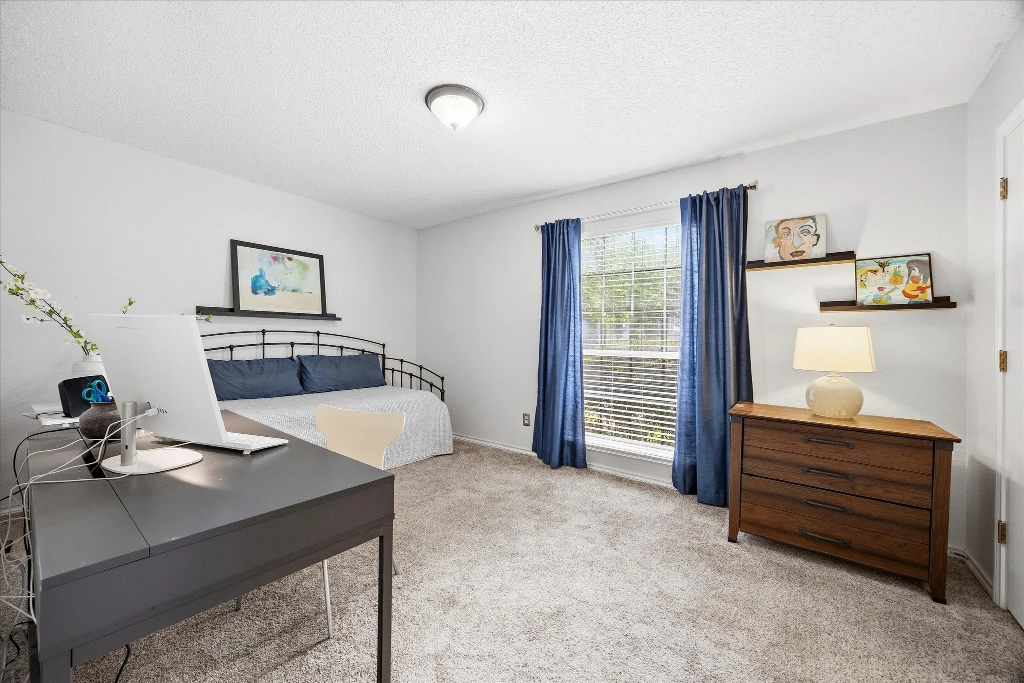 Spacious auxiliary bedroom