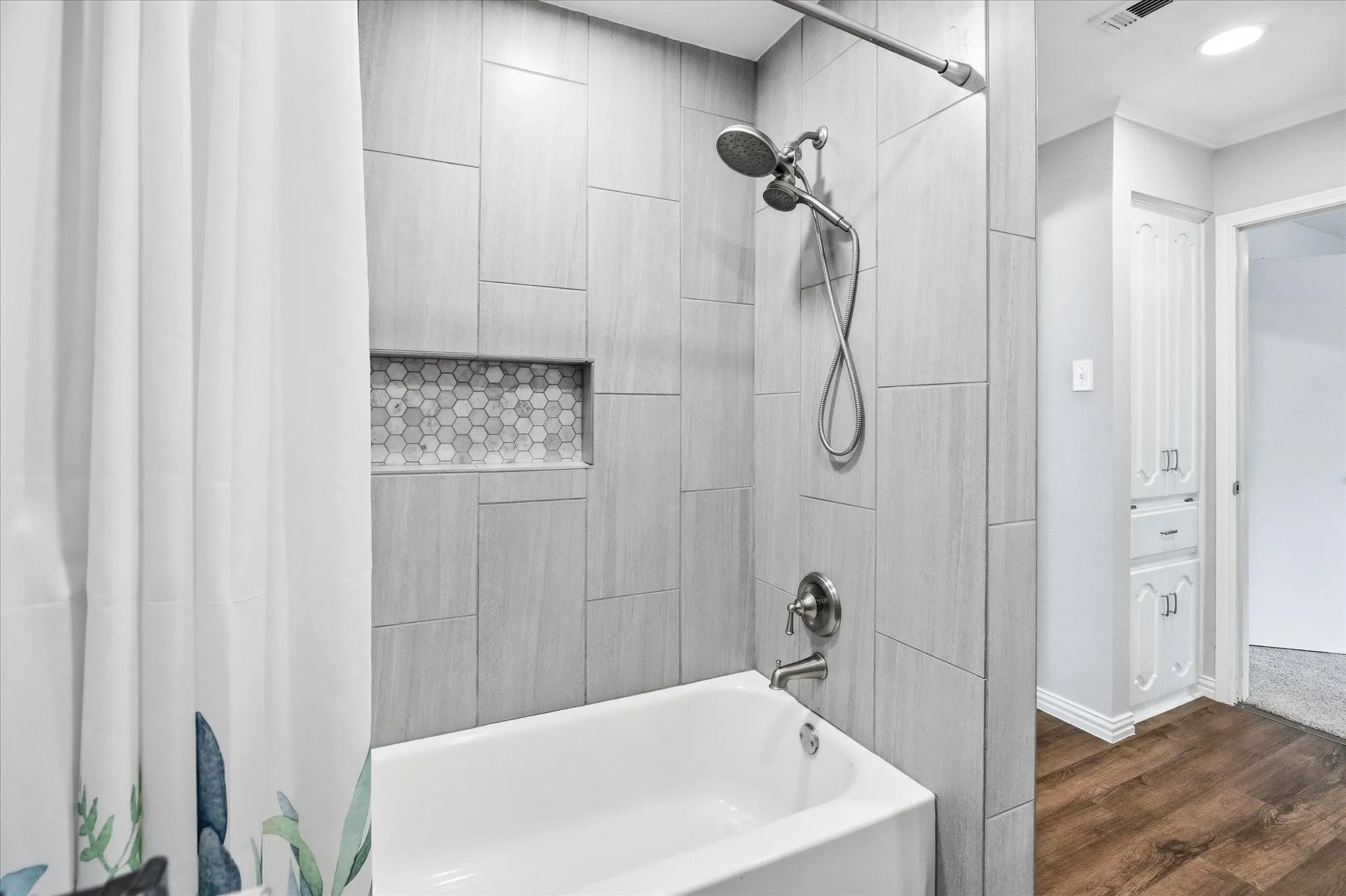 Updated auxiliary full bath