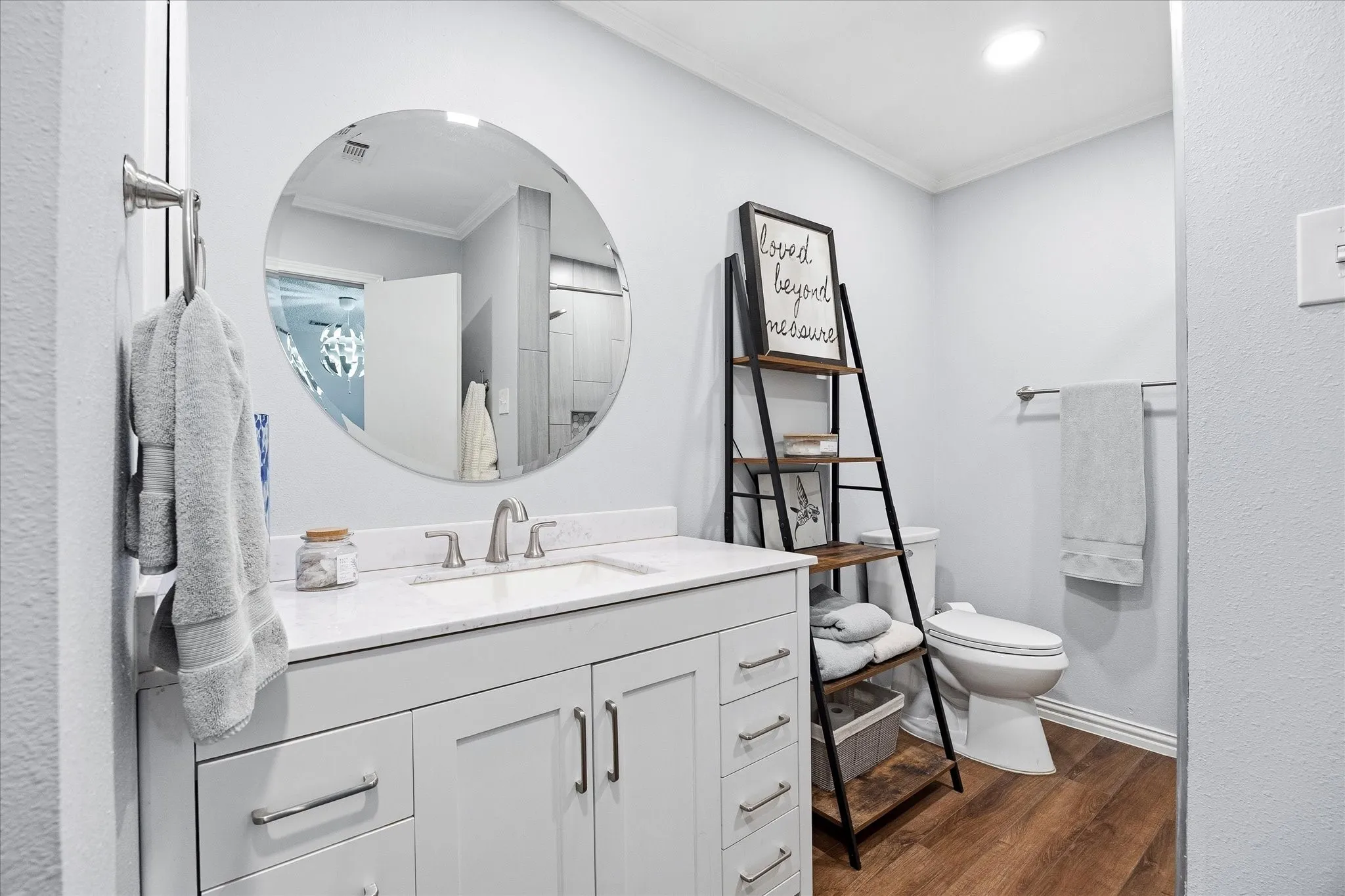 Auxiliary full bath