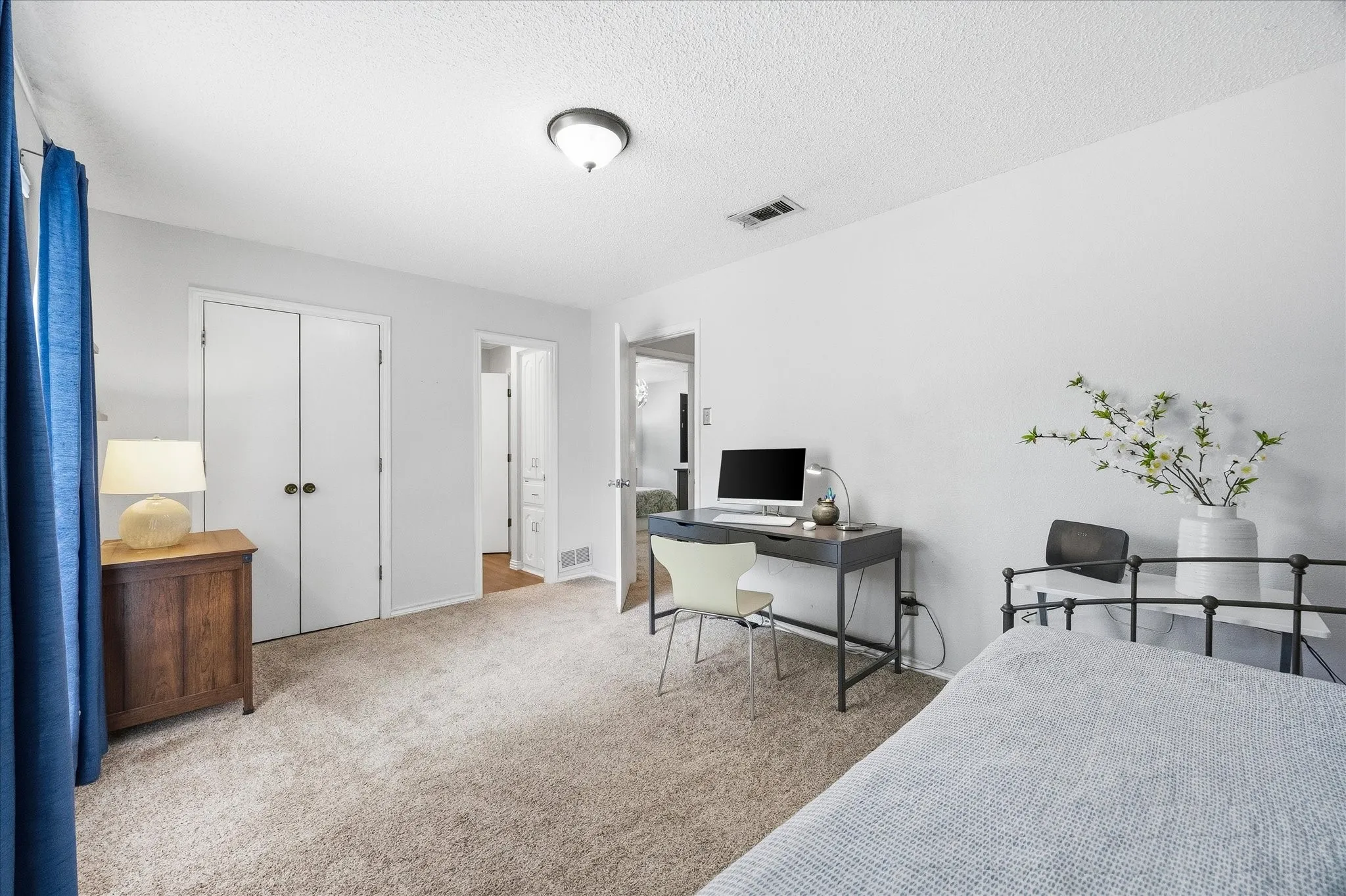 Auxiliary bedroom opens onto full bath