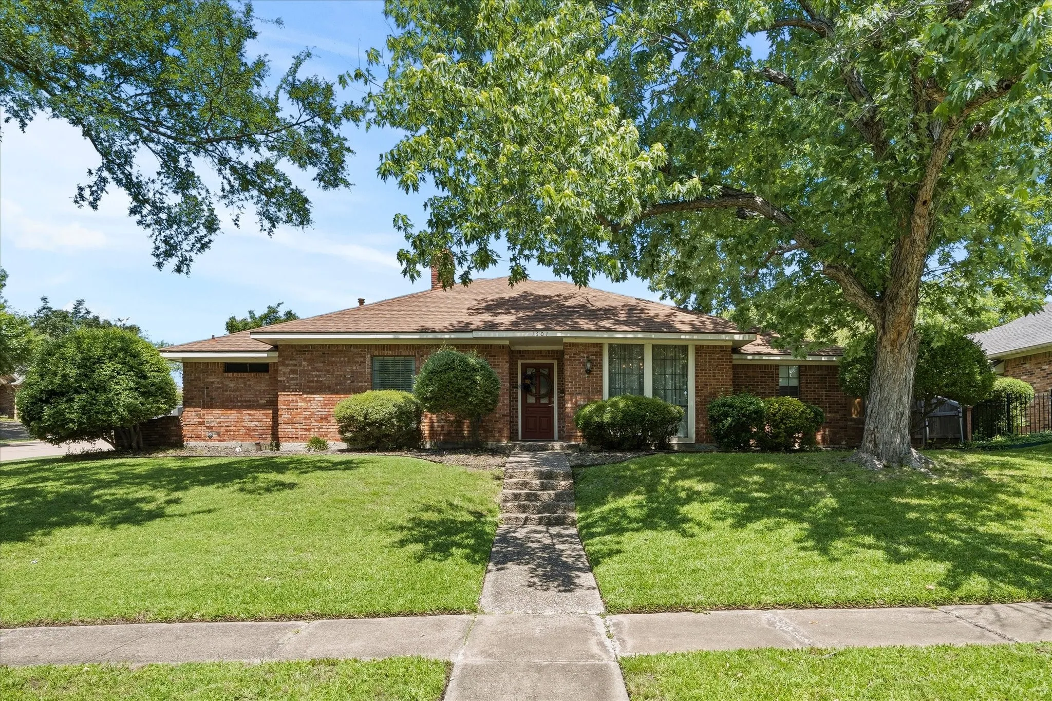 Single Family Residence For Sale in Dallas County , 1601 Fairway Circle, Garland, Texas 75043, 3 Bedroom, 3 Bathroom, 2 Garage spaces, 2,745 Sqft, built in 1978, mls#21272180, Real Estate Agent in Garland, Homes For Sale in Dallas county, Homes For Sale in Garland, Realtor in Garland Texas, Real Estate Brokerage Independent Realty Texas, Luminita Cordes Realtor