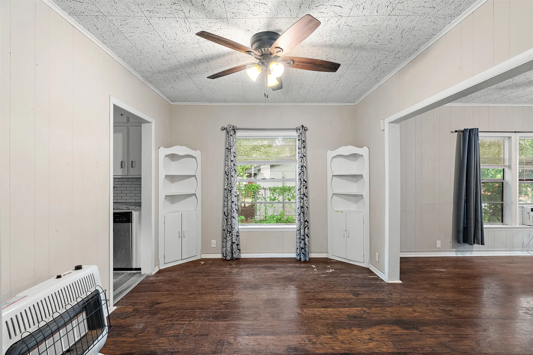 Single Family Residence For Sale in Navarro County , 103 Havner Street, Corsicana, Texas 75110, 2 Bedrooms, 1 Bathroom, Garage spaces, 936 Sqft, built in 1940, Price $129,500, mls#21278514, Real Estate Agent in Corsicana, Homes For Sale in Navarro county, Homes For Sale in Corsicana, Realtor in Corsicana Texas, Real Estate Brokerage Independent Realty Texas, Luminita Cordes Realtor