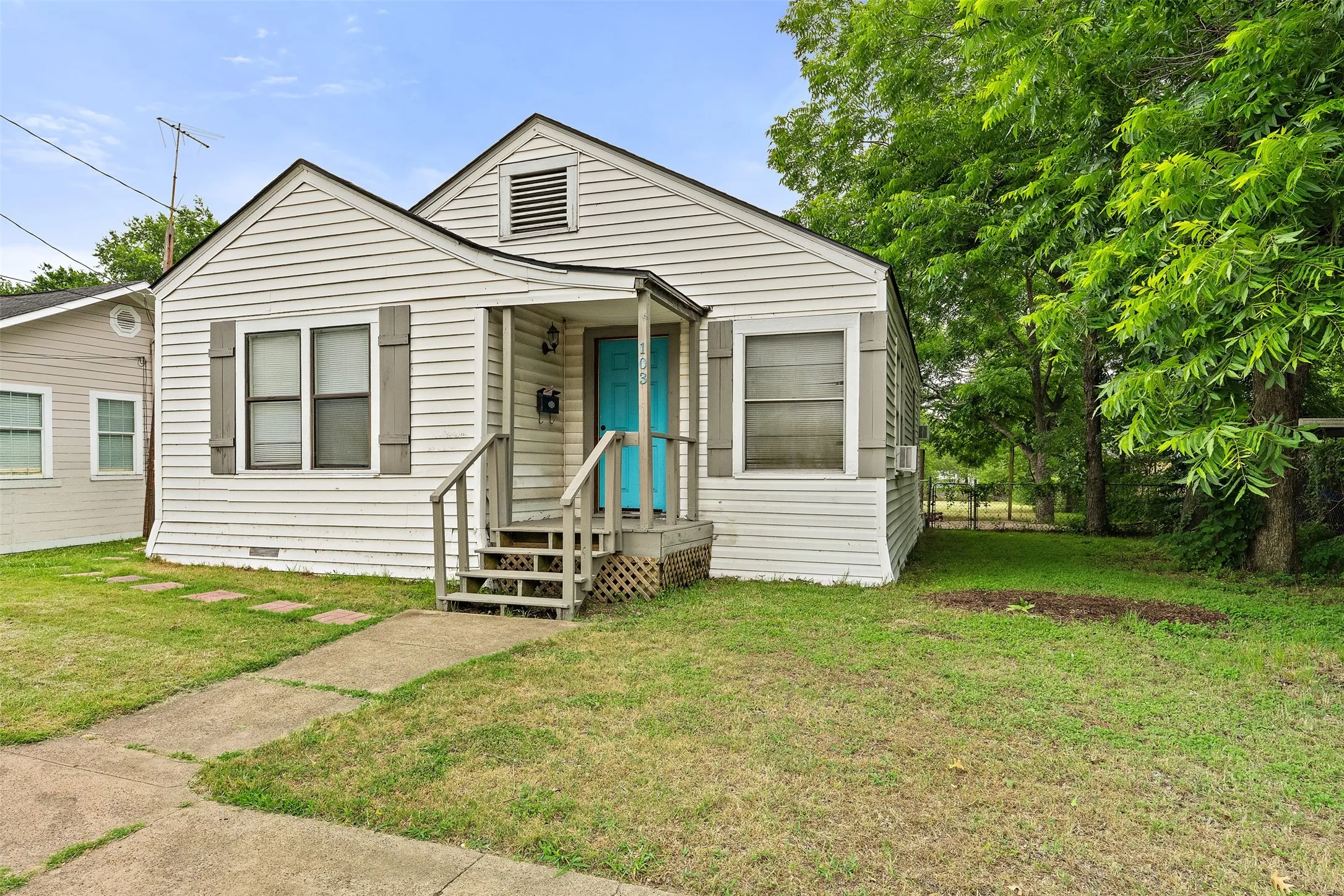 Single Family Residence For Sale in Navarro County , 103 Havner Street, Corsicana, Texas 75110, 2 Bedrooms, 1 Bathroom, Garage spaces, 936 Sqft, built in 1940, Price $129,500, mls#21278514, Real Estate Agent in Corsicana, Homes For Sale in Navarro county, Homes For Sale in Corsicana, Realtor in Corsicana Texas, Real Estate Brokerage Independent Realty Texas, Luminita Cordes Realtor