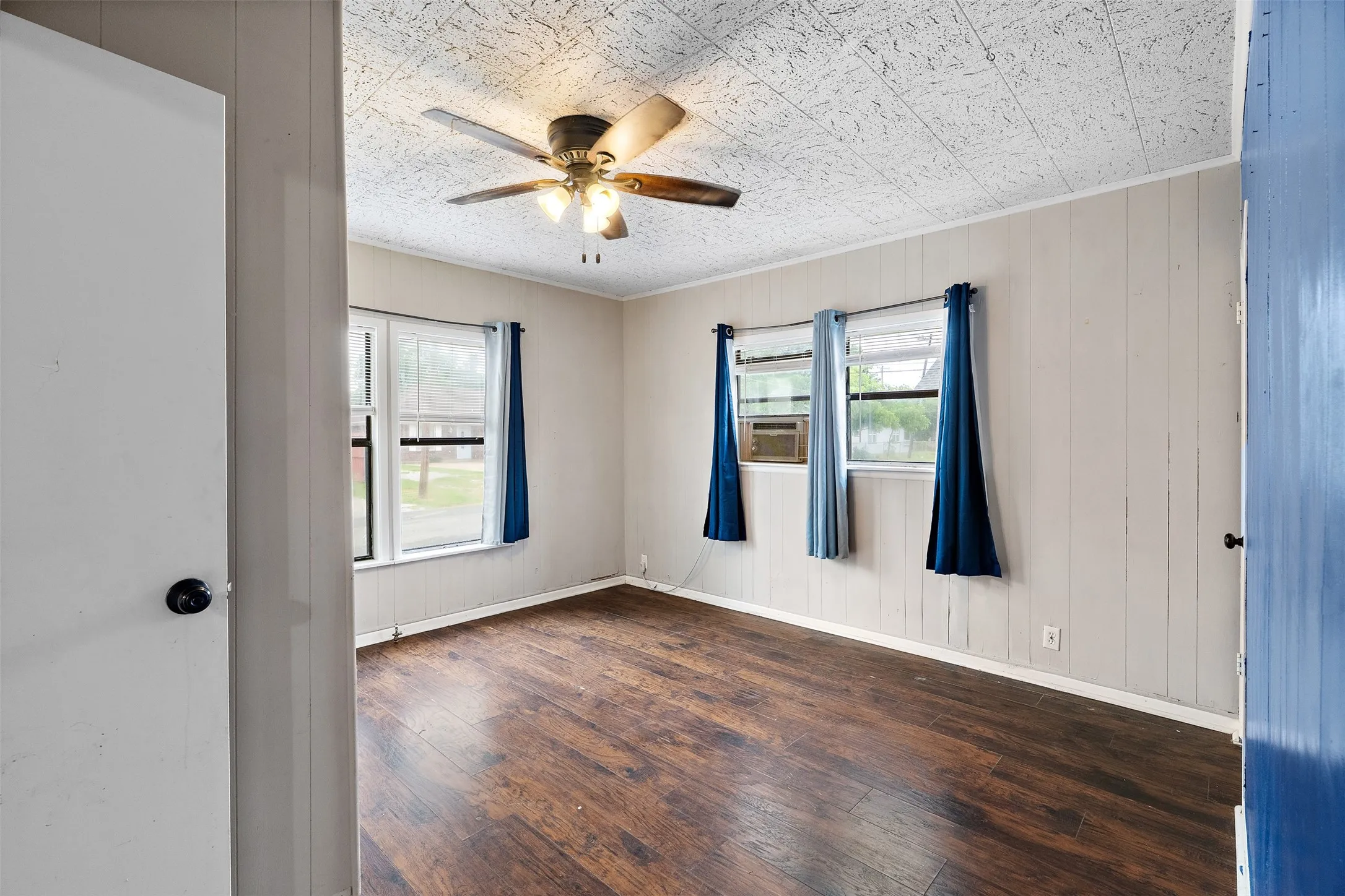 Single Family Residence For Sale in Navarro County , 103 Havner Street, Corsicana, Texas 75110, 2 Bedrooms, 1 Bathroom, Garage spaces, 936 Sqft, built in 1940, Price $129,500, mls#21278514, Real Estate Agent in Corsicana, Homes For Sale in Navarro county, Homes For Sale in Corsicana, Realtor in Corsicana Texas, Real Estate Brokerage Independent Realty Texas, Luminita Cordes Realtor