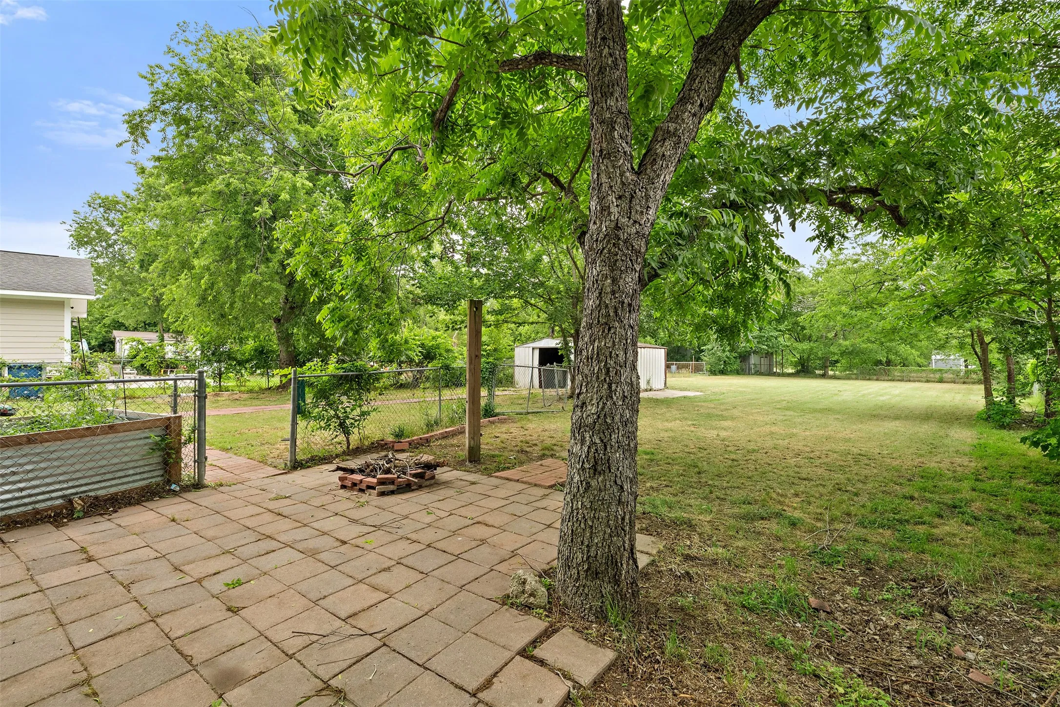 Single Family Residence For Sale in Navarro County , 103 Havner Street, Corsicana, Texas 75110, 2 Bedrooms, 1 Bathroom, Garage spaces, 936 Sqft, built in 1940, Price $129,500, mls#21278514, Real Estate Agent in Corsicana, Homes For Sale in Navarro county, Homes For Sale in Corsicana, Realtor in Corsicana Texas, Real Estate Brokerage Independent Realty Texas, Luminita Cordes Realtor