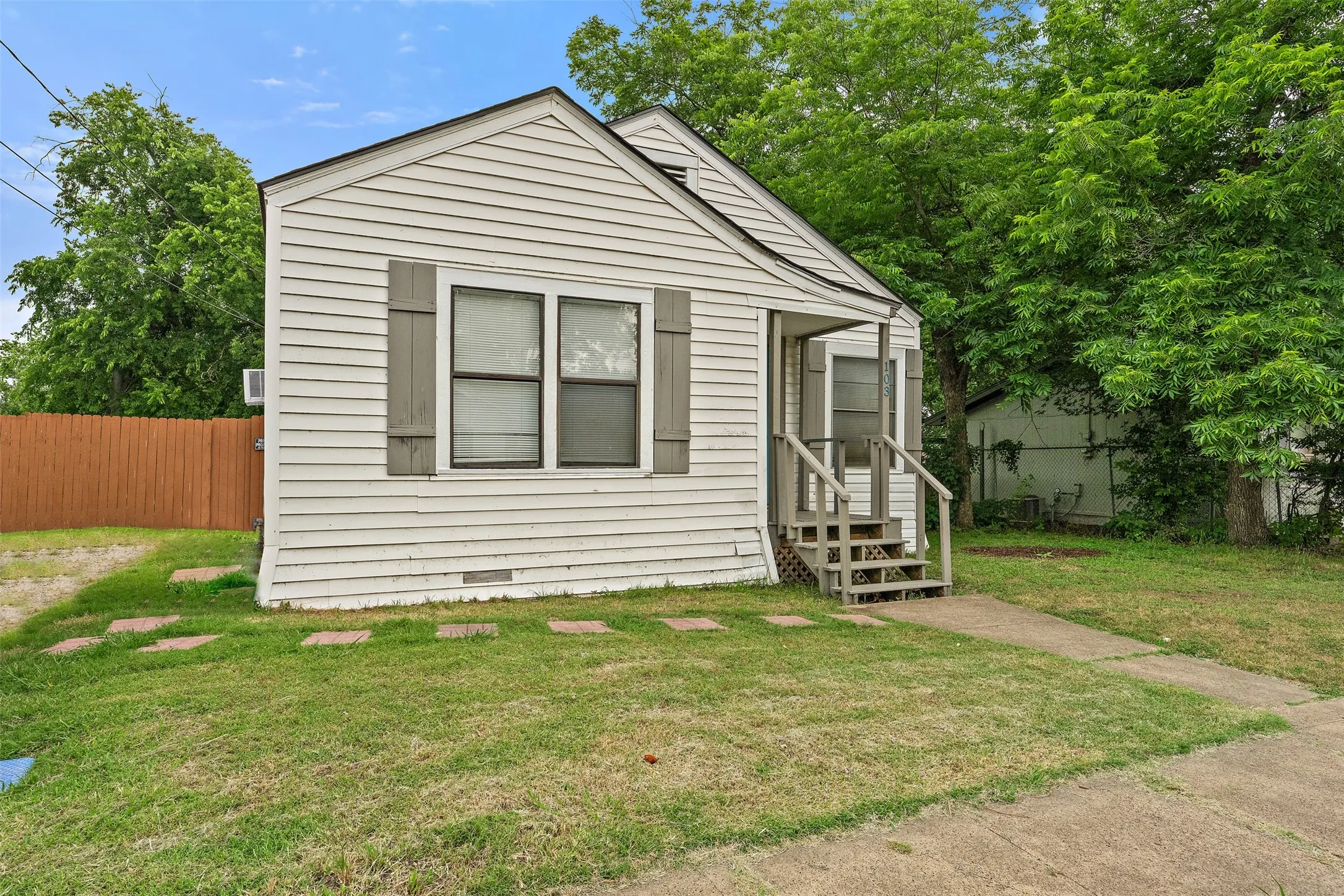 Single Family Residence For Sale in Navarro County , 103 Havner Street, Corsicana, Texas 75110, 2 Bedrooms, 1 Bathroom, Garage spaces, 936 Sqft, built in 1940, Price $129,500, mls#21278514, Real Estate Agent in Corsicana, Homes For Sale in Navarro county, Homes For Sale in Corsicana, Realtor in Corsicana Texas, Real Estate Brokerage Independent Realty Texas, Luminita Cordes Realtor