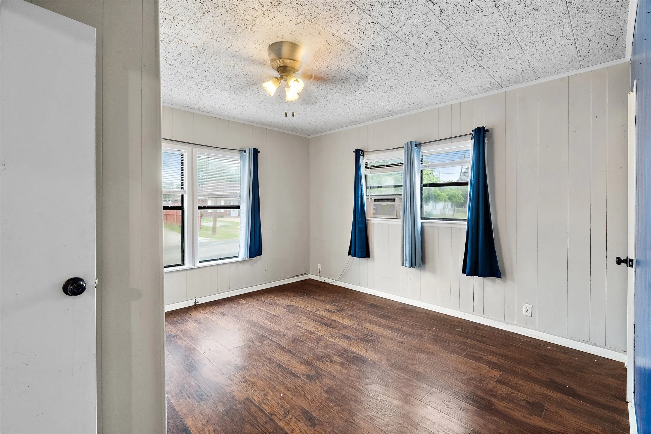 Single Family Residence For Sale in Navarro County , 103 Havner Street, Corsicana, Texas 75110, 2 Bedrooms, 1 Bathroom, Garage spaces, 936 Sqft, built in 1940, Price $129,500, mls#21278514, Real Estate Agent in Corsicana, Homes For Sale in Navarro county, Homes For Sale in Corsicana, Realtor in Corsicana Texas, Real Estate Brokerage Independent Realty Texas, Luminita Cordes Realtor
