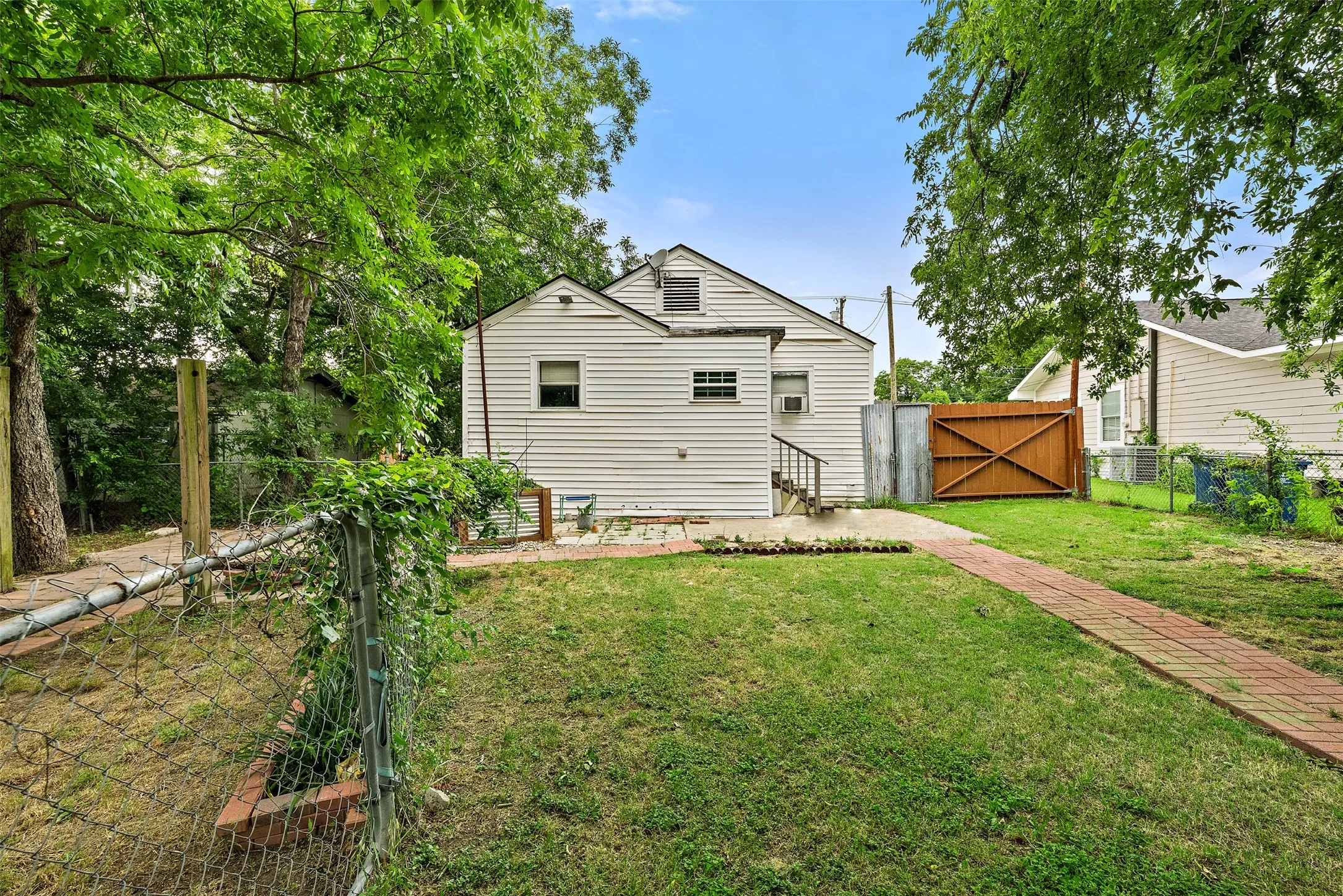 Single Family Residence For Sale in Navarro County , 103 Havner Street, Corsicana, Texas 75110, 2 Bedrooms, 1 Bathroom, Garage spaces, 936 Sqft, built in 1940, Price $129,500, mls#21278514, Real Estate Agent in Corsicana, Homes For Sale in Navarro county, Homes For Sale in Corsicana, Realtor in Corsicana Texas, Real Estate Brokerage Independent Realty Texas, Luminita Cordes Realtor
