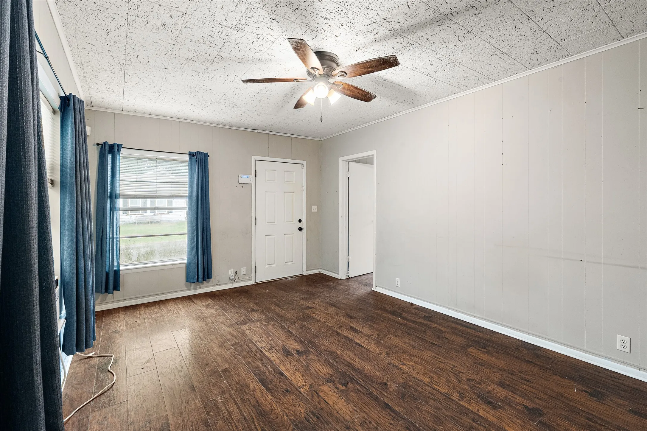 Single Family Residence For Sale in Navarro County , 103 Havner Street, Corsicana, Texas 75110, 2 Bedrooms, 1 Bathroom, Garage spaces, 936 Sqft, built in 1940, Price $129,500, mls#21278514, Real Estate Agent in Corsicana, Homes For Sale in Navarro county, Homes For Sale in Corsicana, Realtor in Corsicana Texas, Real Estate Brokerage Independent Realty Texas, Luminita Cordes Realtor