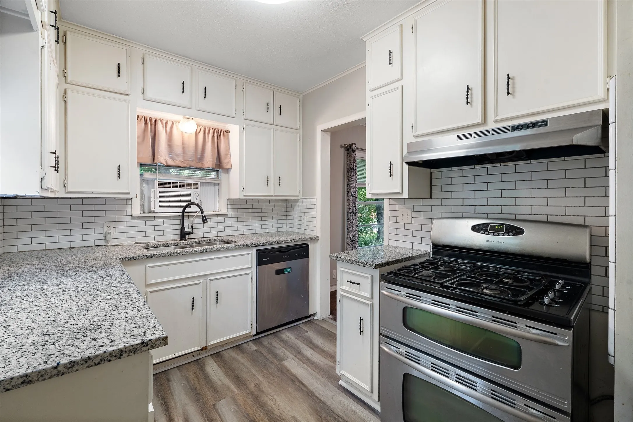 Single Family Residence For Sale in Navarro County , 103 Havner Street, Corsicana, Texas 75110, 2 Bedrooms, 1 Bathroom, Garage spaces, 936 Sqft, built in 1940, Price $129,500, mls#21278514, Real Estate Agent in Corsicana, Homes For Sale in Navarro county, Homes For Sale in Corsicana, Realtor in Corsicana Texas, Real Estate Brokerage Independent Realty Texas, Luminita Cordes Realtor