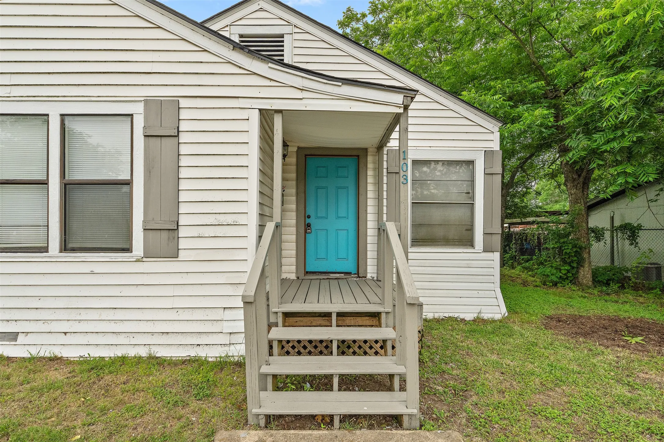 Single Family Residence For Sale in Navarro County , 103 Havner Street, Corsicana, Texas 75110, 2 Bedrooms, 1 Bathroom, Garage spaces, 936 Sqft, built in 1940, Price $129,500, mls#21278514, Real Estate Agent in Corsicana, Homes For Sale in Navarro county, Homes For Sale in Corsicana, Realtor in Corsicana Texas, Real Estate Brokerage Independent Realty Texas, Luminita Cordes Realtor