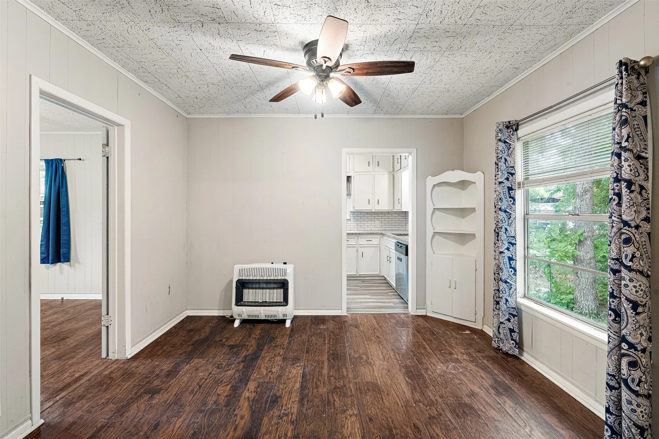 Single Family Residence For Sale in Navarro County , 103 Havner Street, Corsicana, Texas 75110, 2 Bedrooms, 1 Bathroom, Garage spaces, 936 Sqft, built in 1940, Price $129,500, mls#21278514, Real Estate Agent in Corsicana, Homes For Sale in Navarro county, Homes For Sale in Corsicana, Realtor in Corsicana Texas, Real Estate Brokerage Independent Realty Texas, Luminita Cordes Realtor
