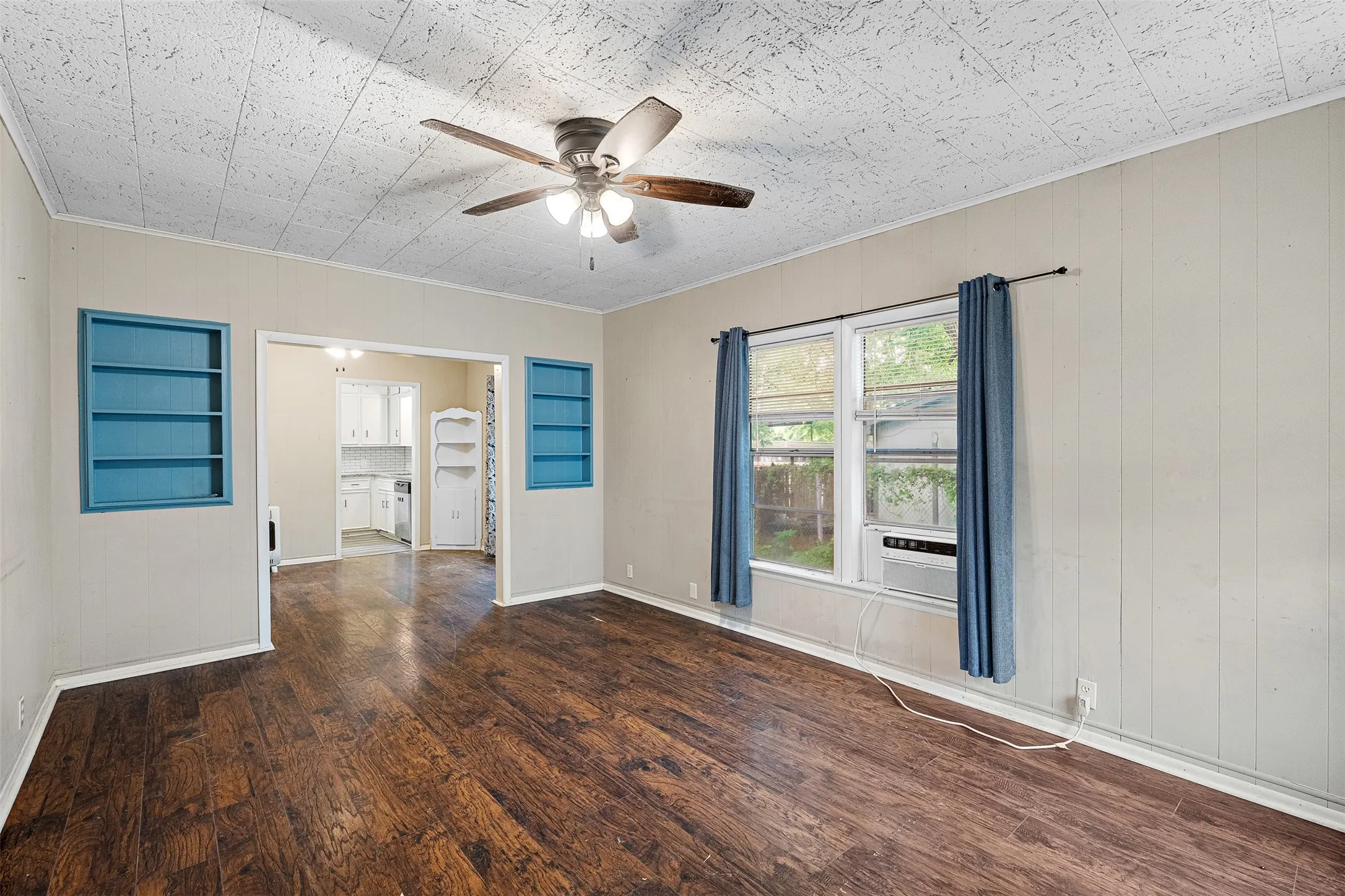 Single Family Residence For Sale in Navarro County , 103 Havner Street, Corsicana, Texas 75110, 2 Bedrooms, 1 Bathroom, Garage spaces, 936 Sqft, built in 1940, Price $129,500, mls#21278514, Real Estate Agent in Corsicana, Homes For Sale in Navarro county, Homes For Sale in Corsicana, Realtor in Corsicana Texas, Real Estate Brokerage Independent Realty Texas, Luminita Cordes Realtor