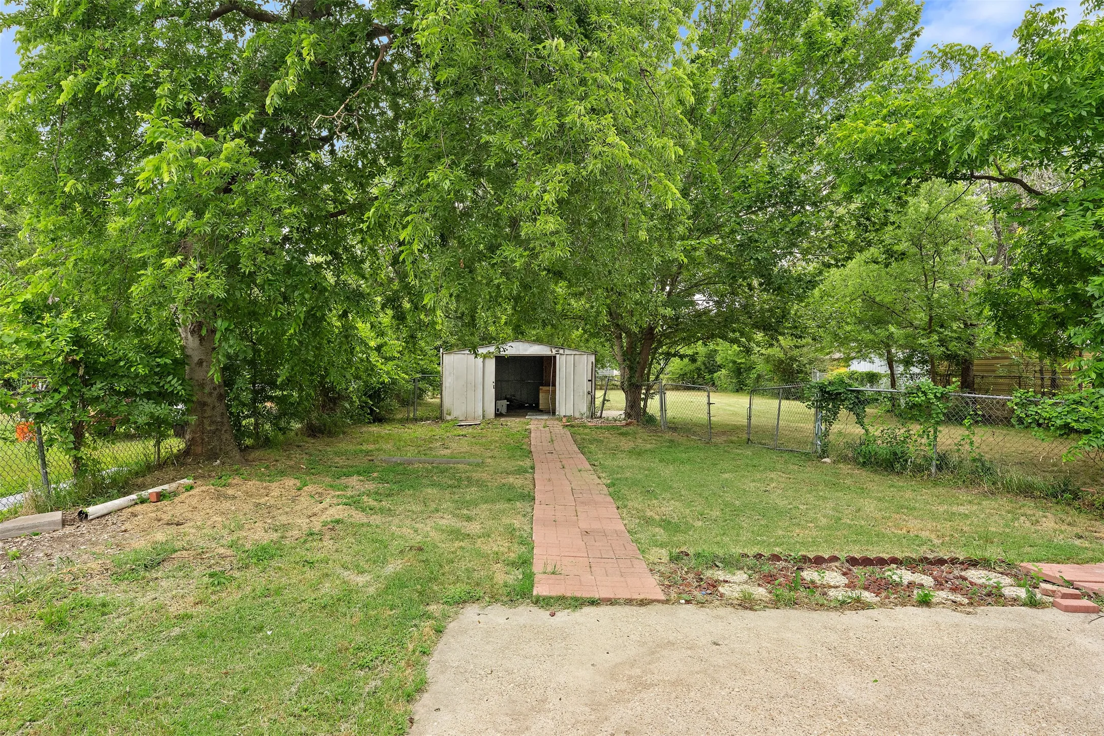 Single Family Residence For Sale in Navarro County , 103 Havner Street, Corsicana, Texas 75110, 2 Bedrooms, 1 Bathroom, Garage spaces, 936 Sqft, built in 1940, Price $129,500, mls#21278514, Real Estate Agent in Corsicana, Homes For Sale in Navarro county, Homes For Sale in Corsicana, Realtor in Corsicana Texas, Real Estate Brokerage Independent Realty Texas, Luminita Cordes Realtor