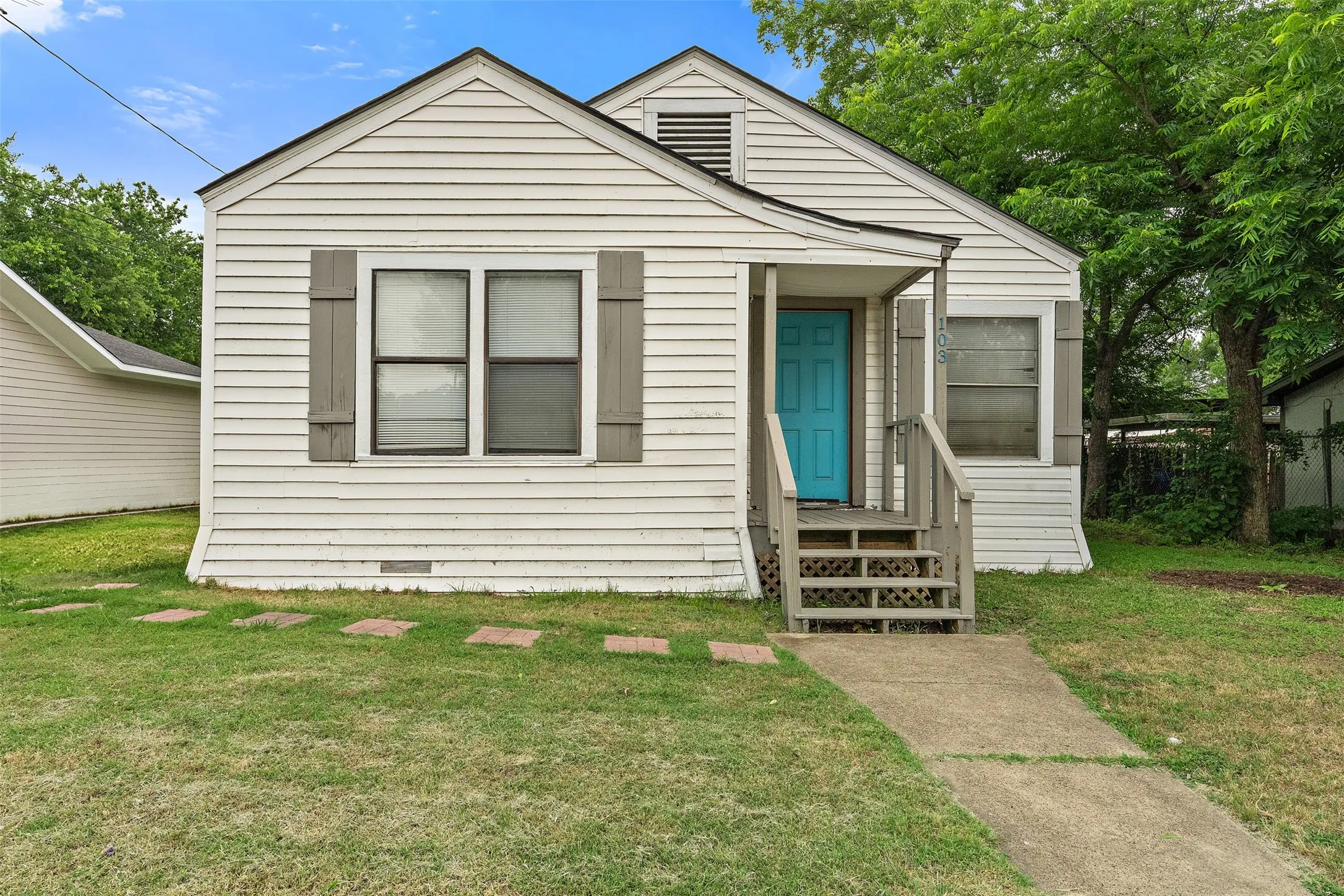 Single Family Residence For Sale in Navarro County , 103 Havner Street, Corsicana, Texas 75110, 2 Bedrooms, 1 Bathroom, Garage spaces, 936 Sqft, built in 1940, Price $129,500, mls#21278514, Real Estate Agent in Corsicana, Homes For Sale in Navarro county, Homes For Sale in Corsicana, Realtor in Corsicana Texas, Real Estate Brokerage Independent Realty Texas, Luminita Cordes Realtor