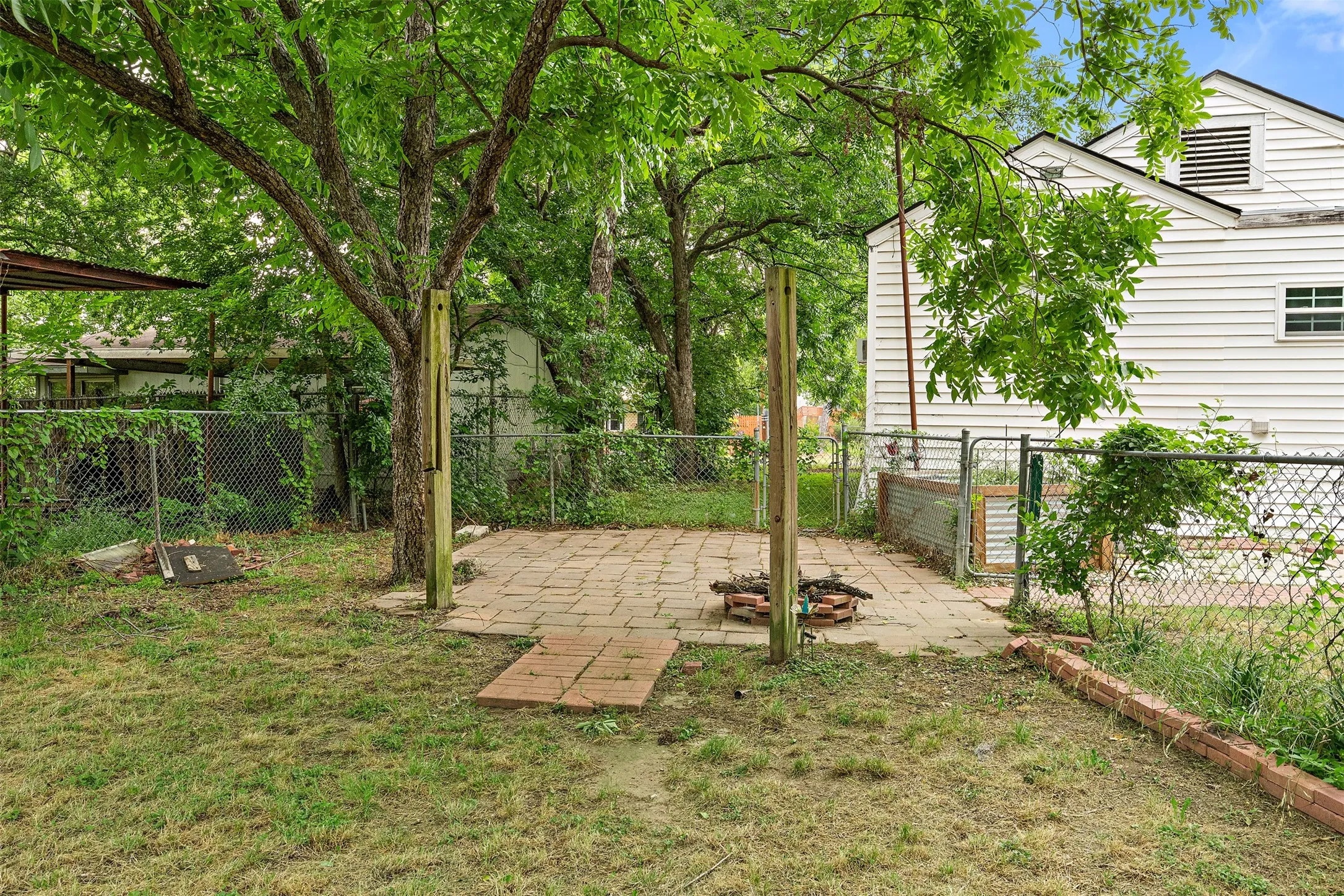 Single Family Residence For Sale in Navarro County , 103 Havner Street, Corsicana, Texas 75110, 2 Bedrooms, 1 Bathroom, Garage spaces, 936 Sqft, built in 1940, Price $129,500, mls#21278514, Real Estate Agent in Corsicana, Homes For Sale in Navarro county, Homes For Sale in Corsicana, Realtor in Corsicana Texas, Real Estate Brokerage Independent Realty Texas, Luminita Cordes Realtor