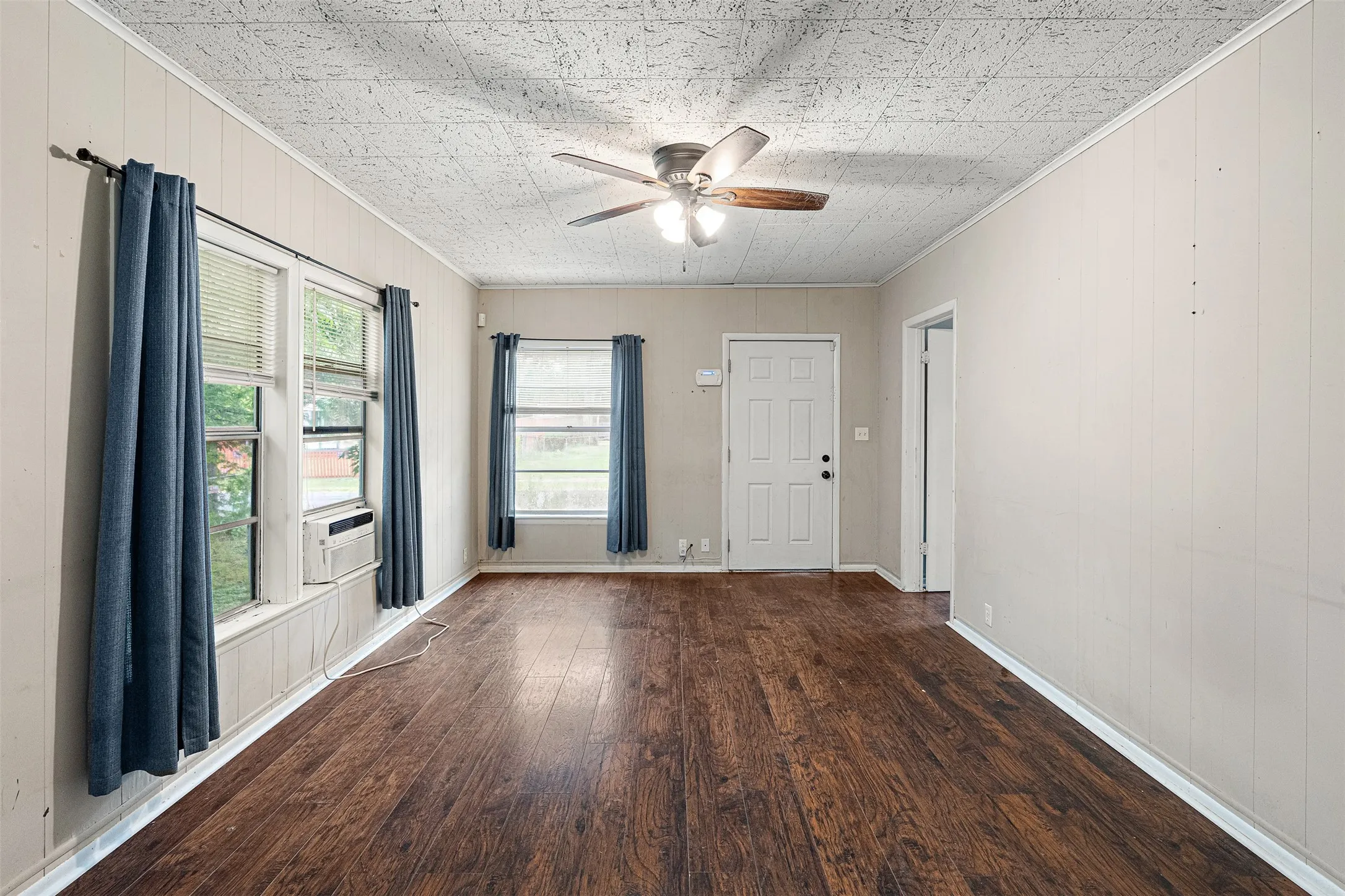 Single Family Residence For Sale in Navarro County , 103 Havner Street, Corsicana, Texas 75110, 2 Bedrooms, 1 Bathroom, Garage spaces, 936 Sqft, built in 1940, Price $129,500, mls#21278514, Real Estate Agent in Corsicana, Homes For Sale in Navarro county, Homes For Sale in Corsicana, Realtor in Corsicana Texas, Real Estate Brokerage Independent Realty Texas, Luminita Cordes Realtor