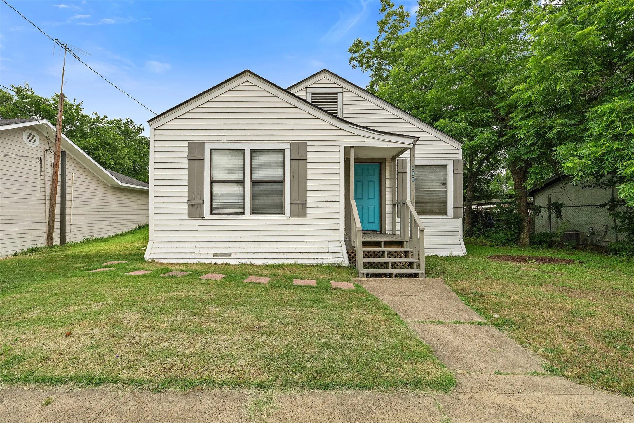 Single Family Residence For Sale in Navarro County , 103 Havner Street, Corsicana, Texas 75110, 2 Bedrooms, 1 Bathroom, Garage spaces, 936 Sqft, built in 1940, Price $129,500, mls#21278514, Real Estate Agent in Corsicana, Homes For Sale in Navarro county, Homes For Sale in Corsicana, Realtor in Corsicana Texas, Real Estate Brokerage Independent Realty Texas, Luminita Cordes Realtor